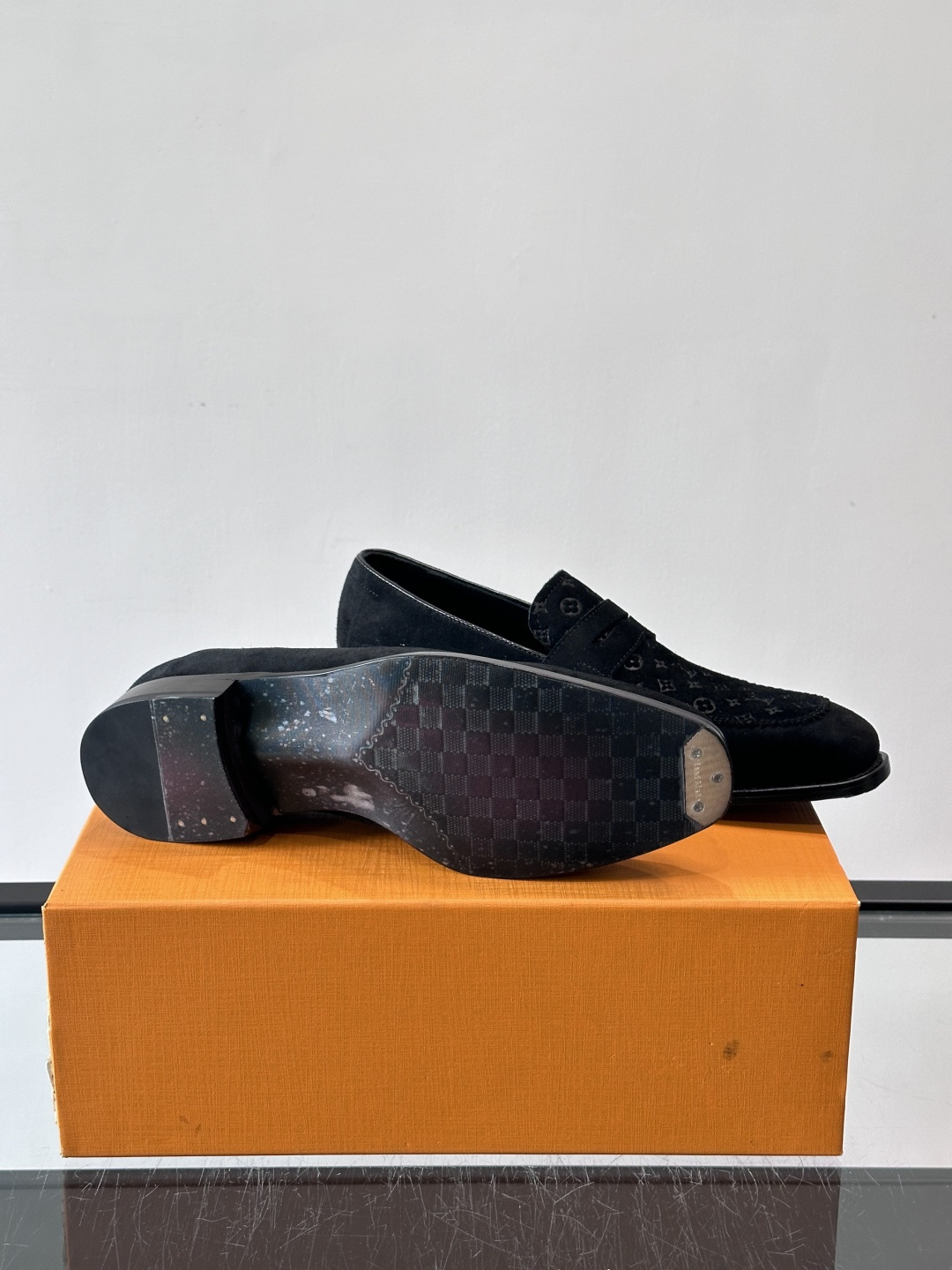 LV男士乐福皮鞋，选用优质牛皮，鞋面光滑亮泽，低调奢华 。经典一脚蹬设计，搭配LV压花标志，品牌辨识度满