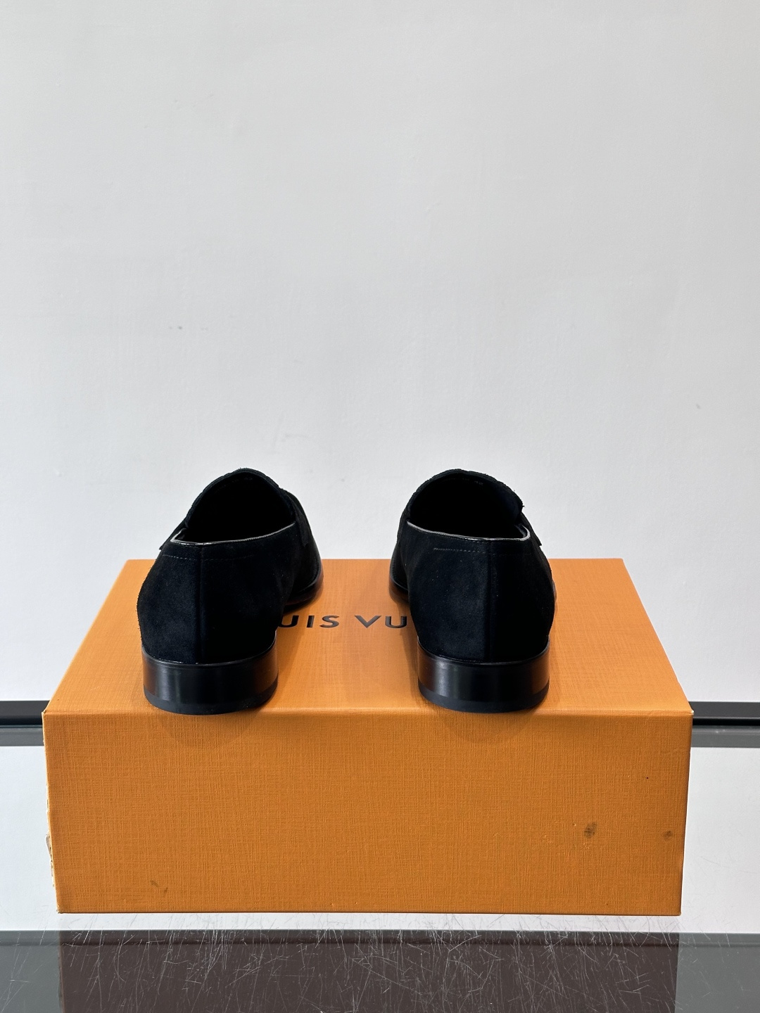 LV男士乐福皮鞋，选用优质牛皮，鞋面光滑亮泽，低调奢华 。经典一脚蹬设计，搭配LV压花标志，品牌辨识度满