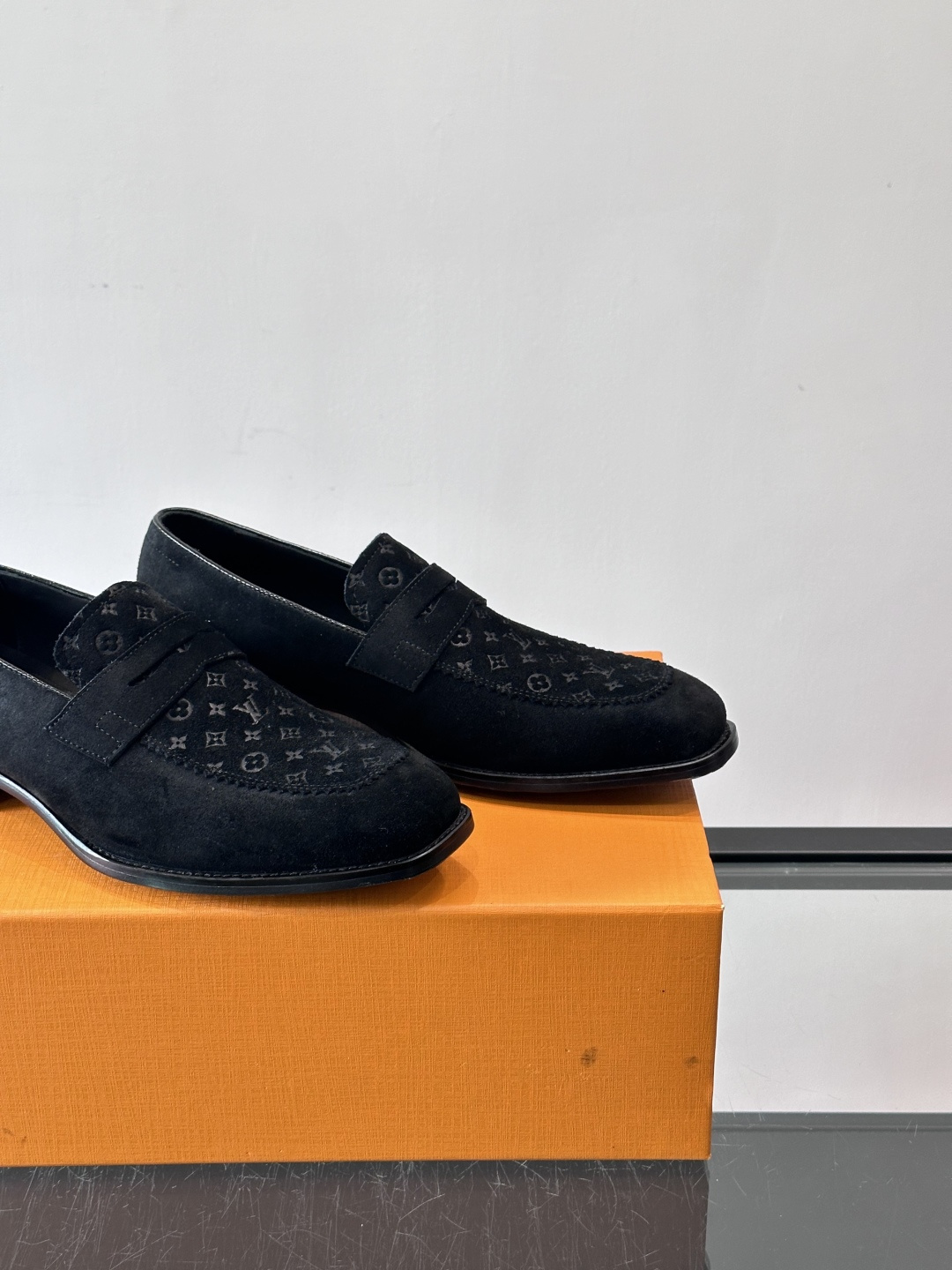 LV男士乐福皮鞋，选用优质牛皮，鞋面光滑亮泽，低调奢华 。经典一脚蹬设计，搭配LV压花标志，品牌辨识度满