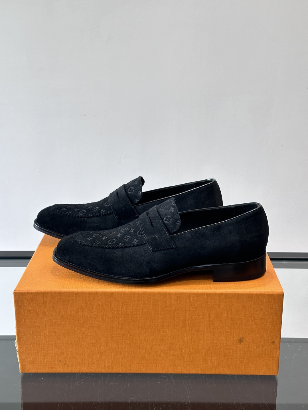 LV男士乐福皮鞋，选用优质牛皮，鞋面光滑亮泽，低调奢华 。经典一脚蹬设计，搭配LV压花标志，品牌辨识度满