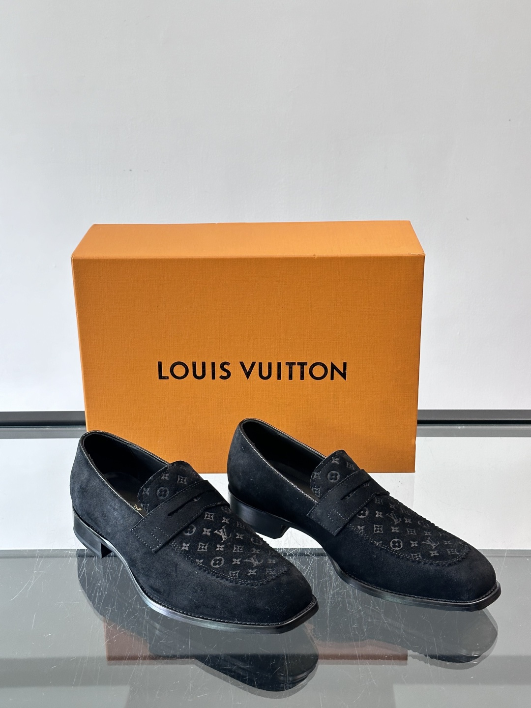 LV男士乐福皮鞋，选用优质牛皮，鞋面光滑亮泽，低调奢华 。经典一脚蹬设计，搭配LV压花标志，品牌辨识度满