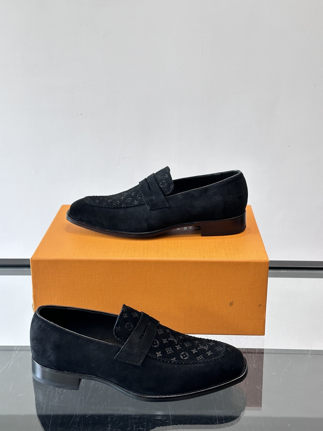 LV男士乐福皮鞋，选用优质牛皮，鞋面光滑亮泽，低调奢华 。经典一脚蹬设计，搭配LV压花标志，品牌辨识度满