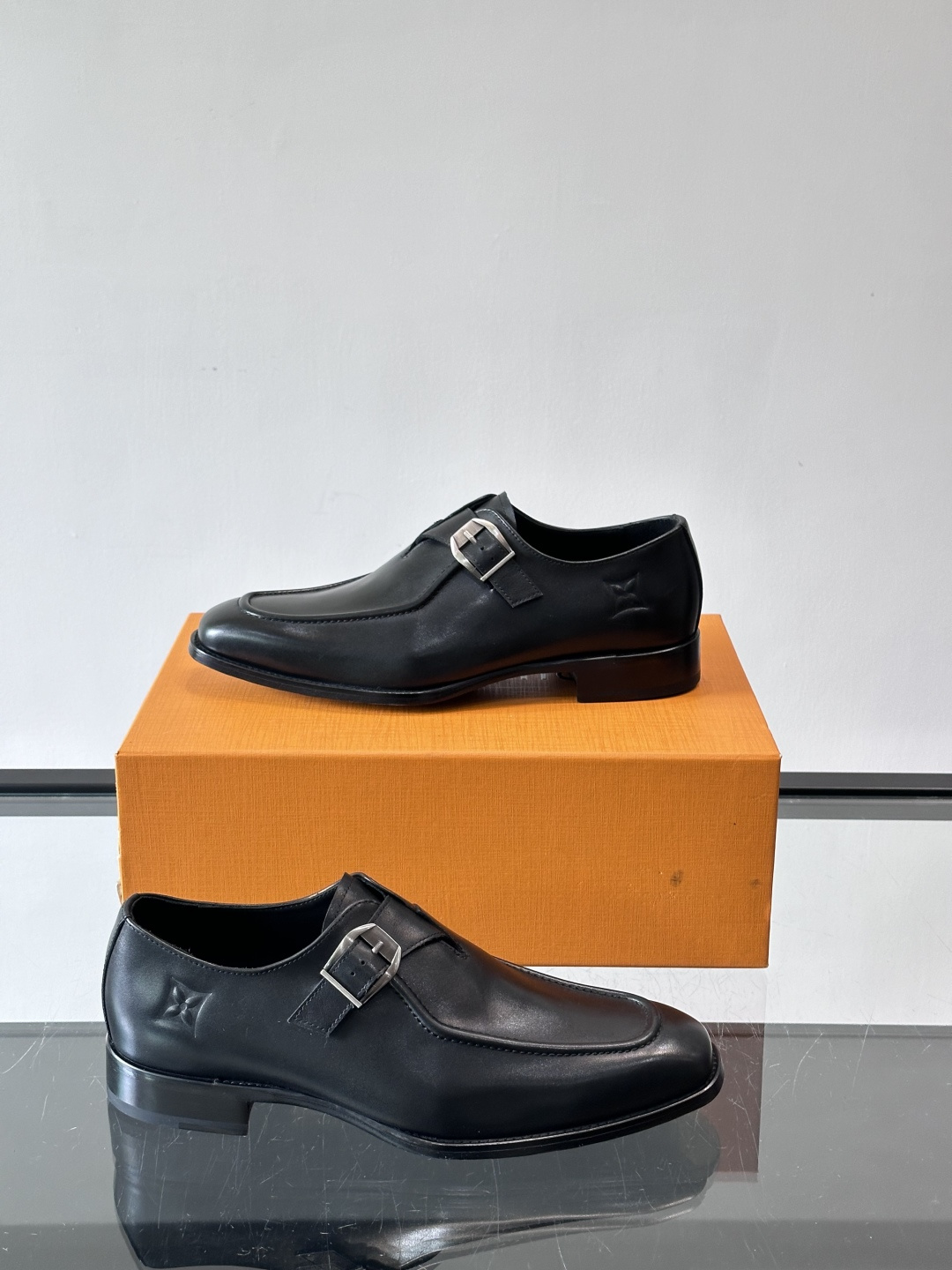 LV男士乐福皮鞋，选用优质牛皮，鞋面光滑亮泽，低调奢华 。经典一脚蹬设计，搭配LV压花标志，品牌辨识度满