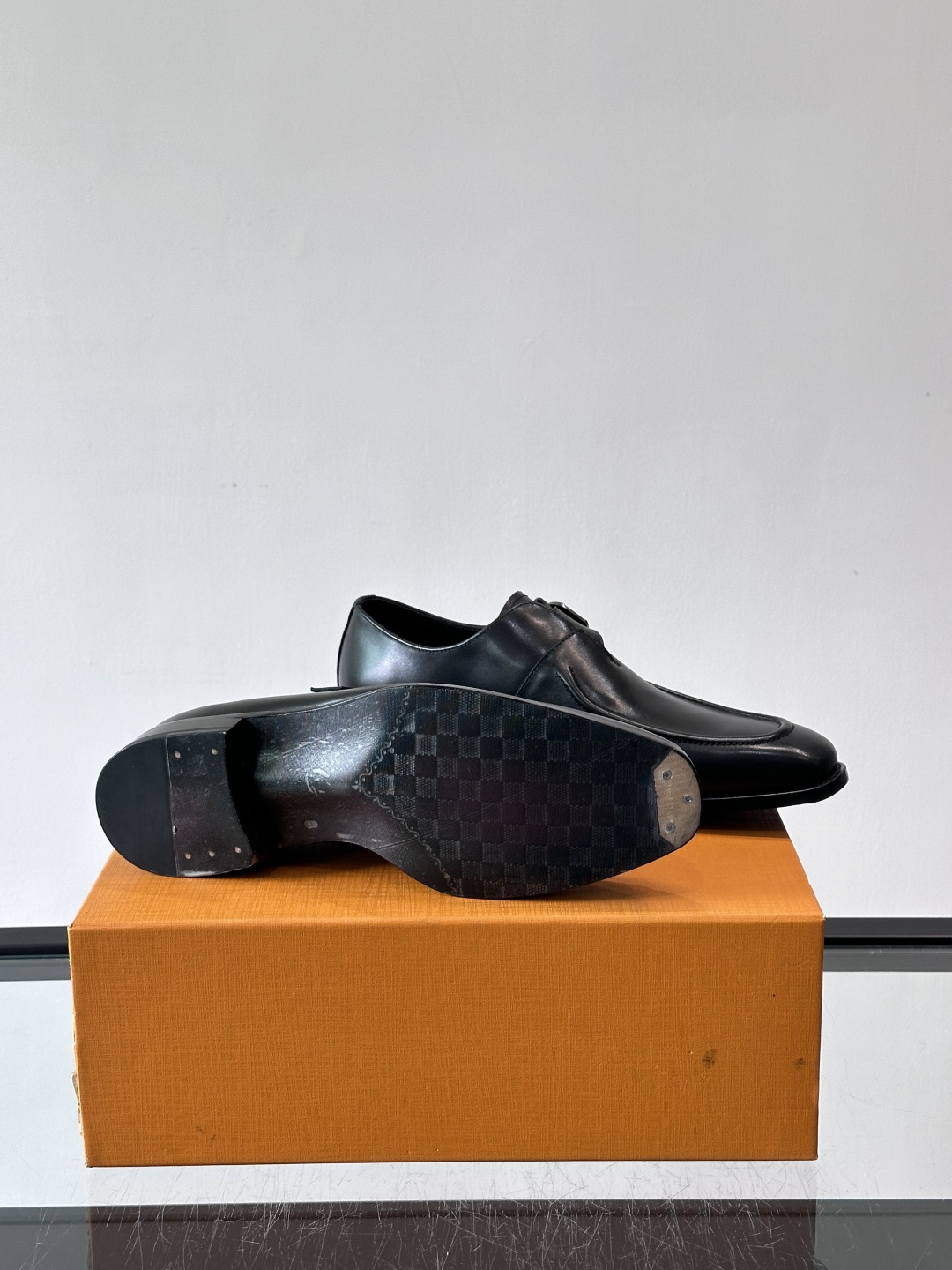 LV男士乐福皮鞋，选用优质牛皮，鞋面光滑亮泽，低调奢华 。经典一脚蹬设计，搭配LV压花标志，品牌辨识度满