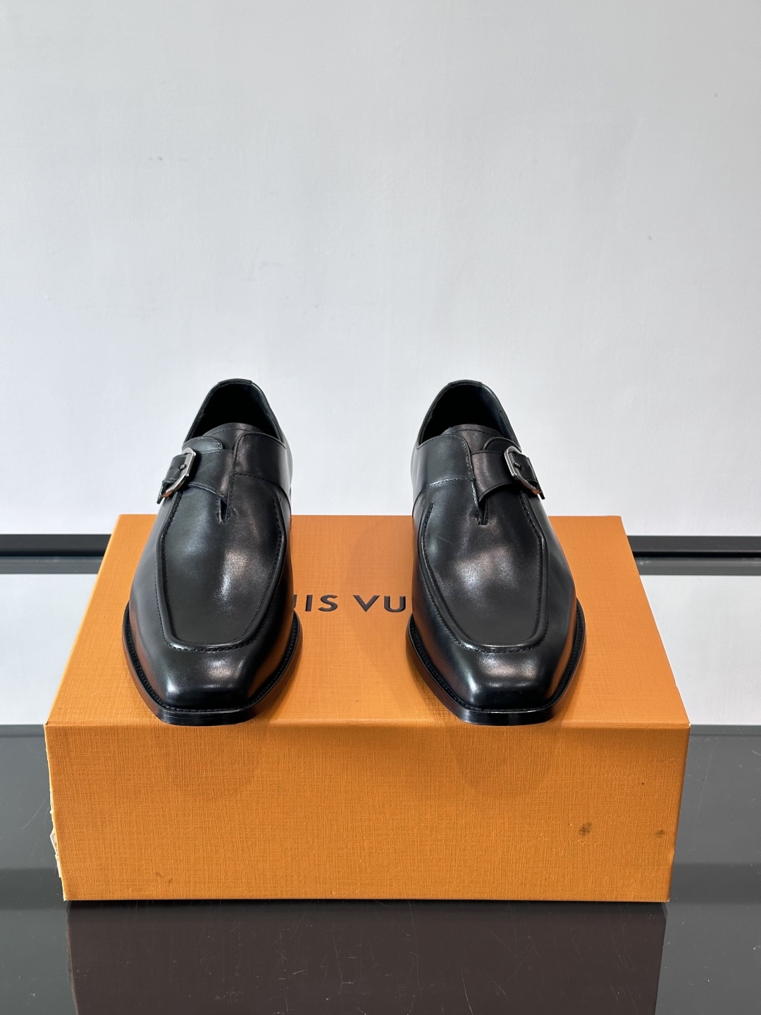 LV男士乐福皮鞋，选用优质牛皮，鞋面光滑亮泽，低调奢华 。经典一脚蹬设计，搭配LV压花标志，品牌辨识度满