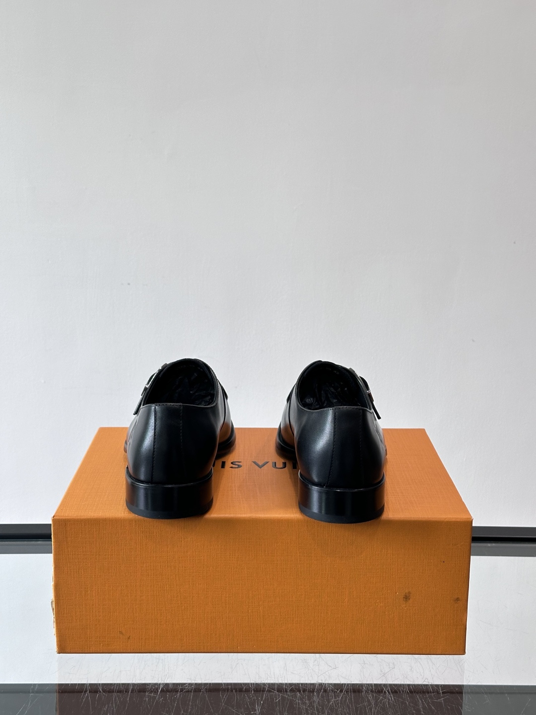 LV男士乐福皮鞋，选用优质牛皮，鞋面光滑亮泽，低调奢华 。经典一脚蹬设计，搭配LV压花标志，品牌辨识度满