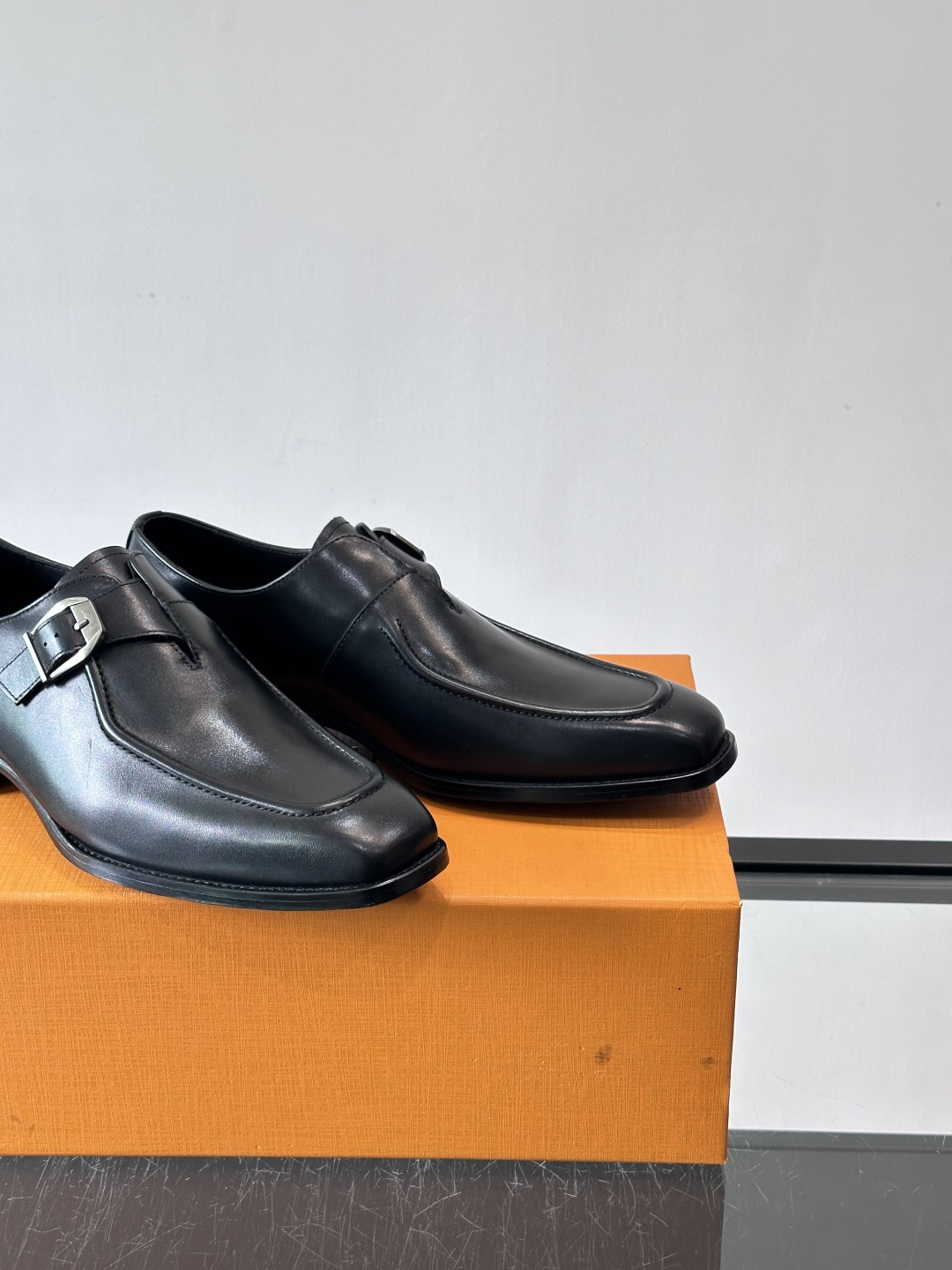 LV男士乐福皮鞋，选用优质牛皮，鞋面光滑亮泽，低调奢华 。经典一脚蹬设计，搭配LV压花标志，品牌辨识度满