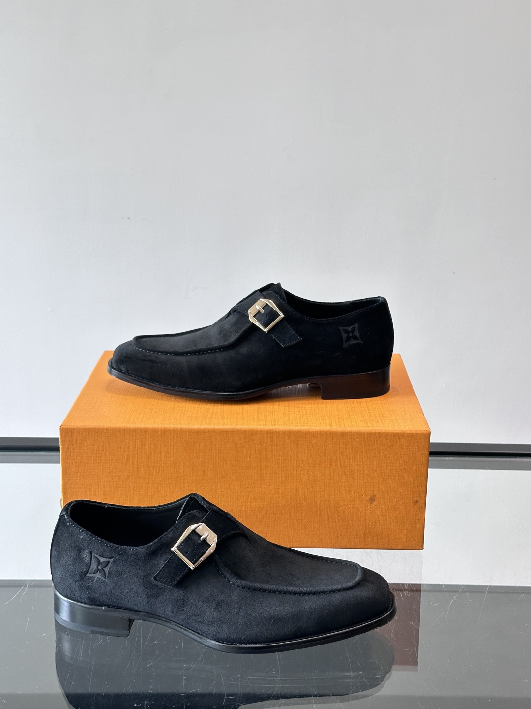 LV男士乐福皮鞋，选用优质牛皮，鞋面光滑亮泽，低调奢华 。经典一脚蹬设计，搭配LV压花标志，品牌辨识度满