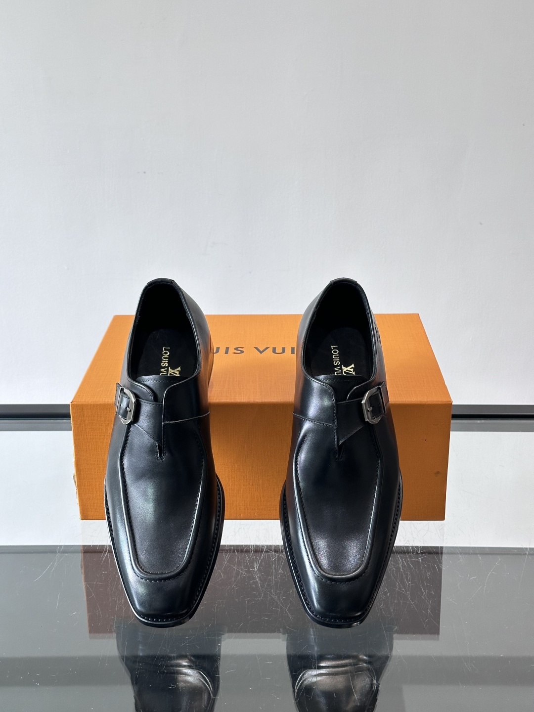 LV男士乐福皮鞋，选用优质牛皮，鞋面光滑亮泽，低调奢华 。经典一脚蹬设计，搭配LV压花标志，品牌辨识度满