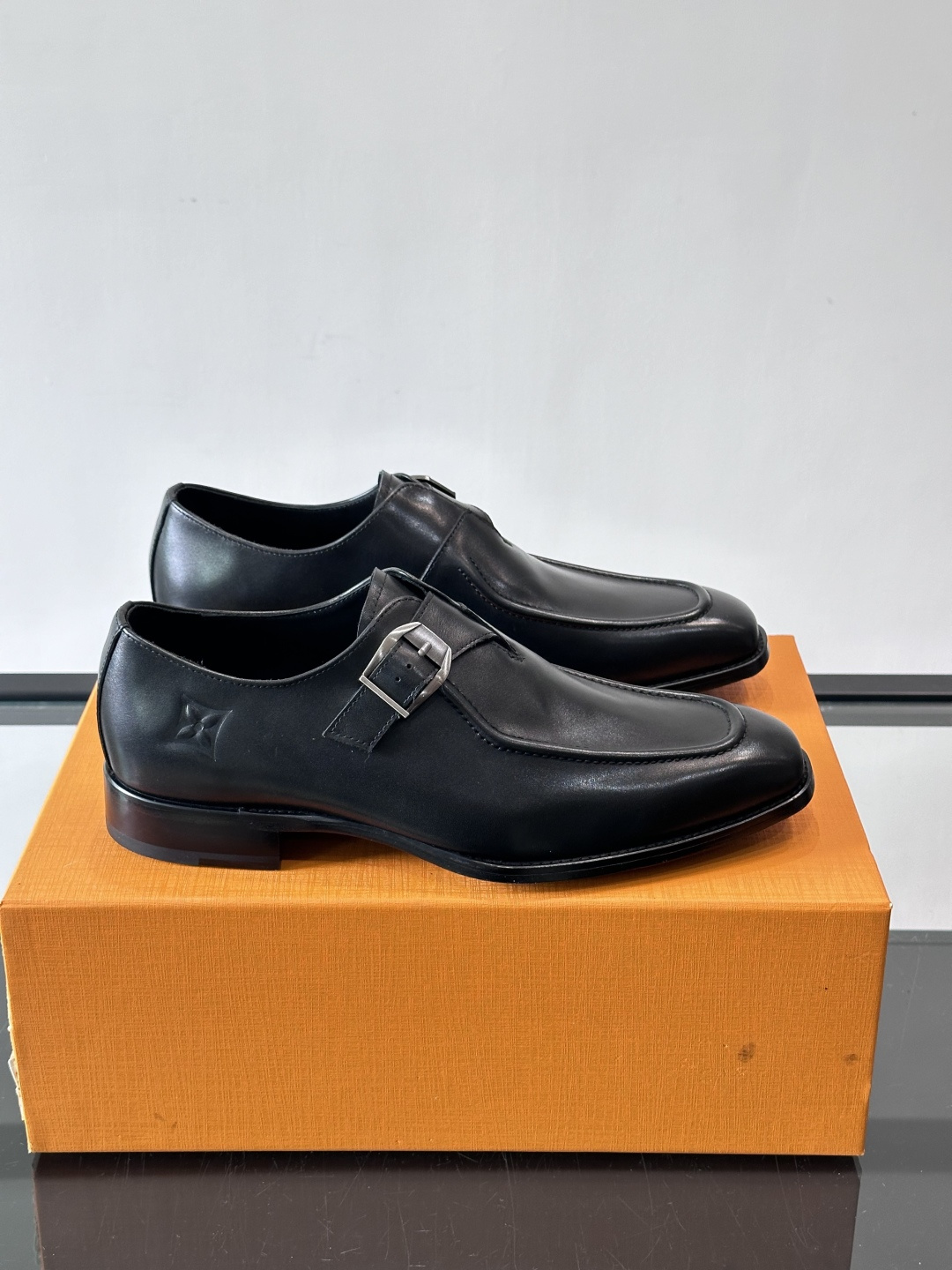 LV男士乐福皮鞋，选用优质牛皮，鞋面光滑亮泽，低调奢华 。经典一脚蹬设计，搭配LV压花标志，品牌辨识度满