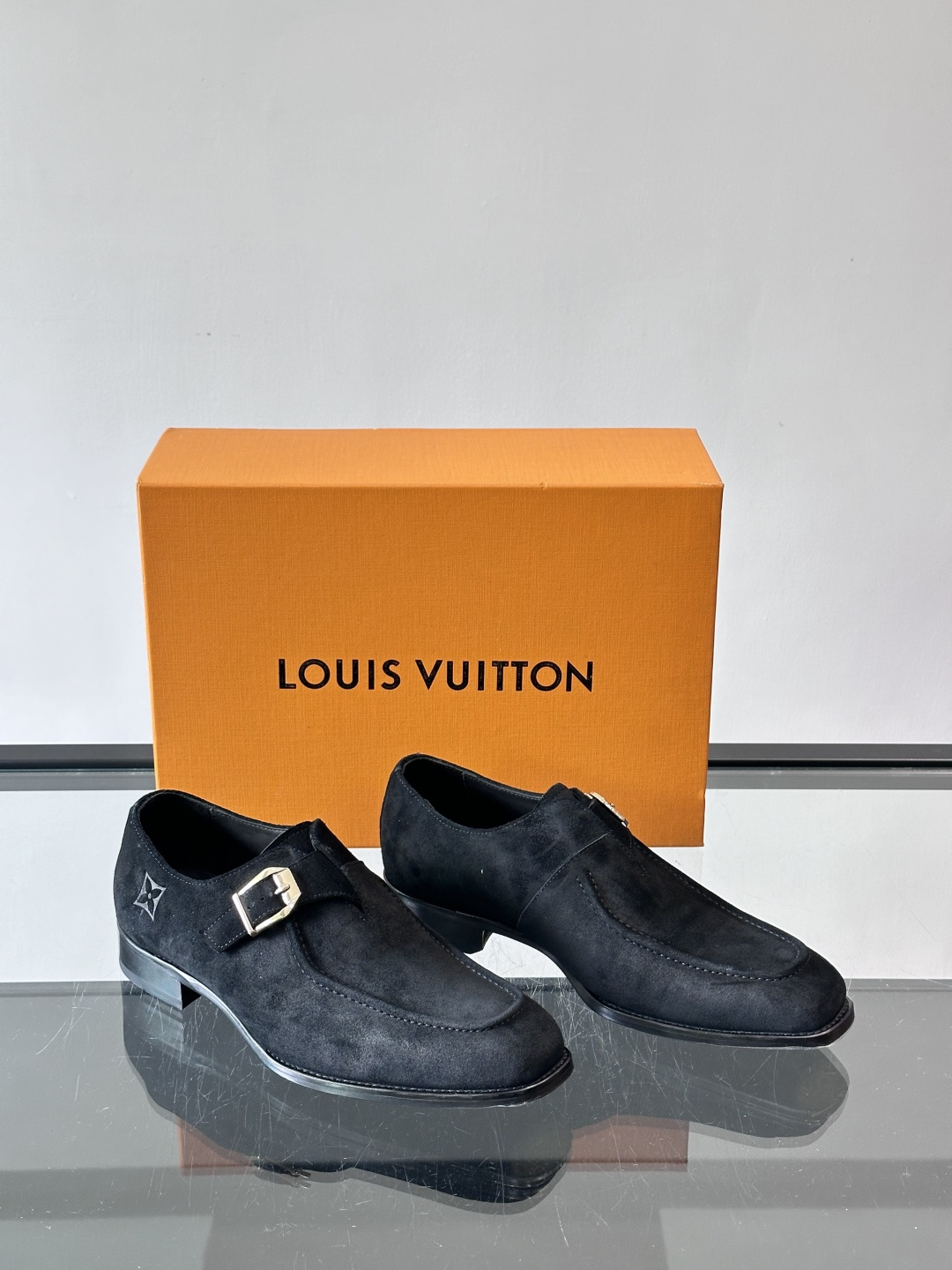 LV男士乐福皮鞋，选用优质牛皮，鞋面光滑亮泽，低调奢华 。经典一脚蹬设计，搭配LV压花标志，品牌辨识度满