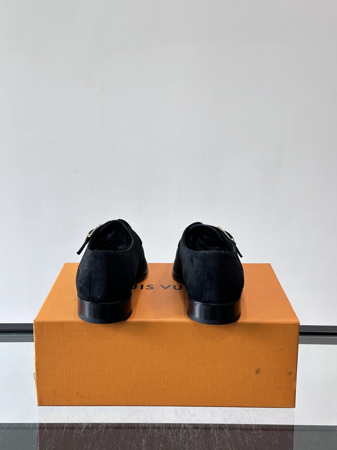 LV男士乐福皮鞋，选用优质牛皮，鞋面光滑亮泽，低调奢华 。经典一脚蹬设计，搭配LV压花标志，品牌辨识度满