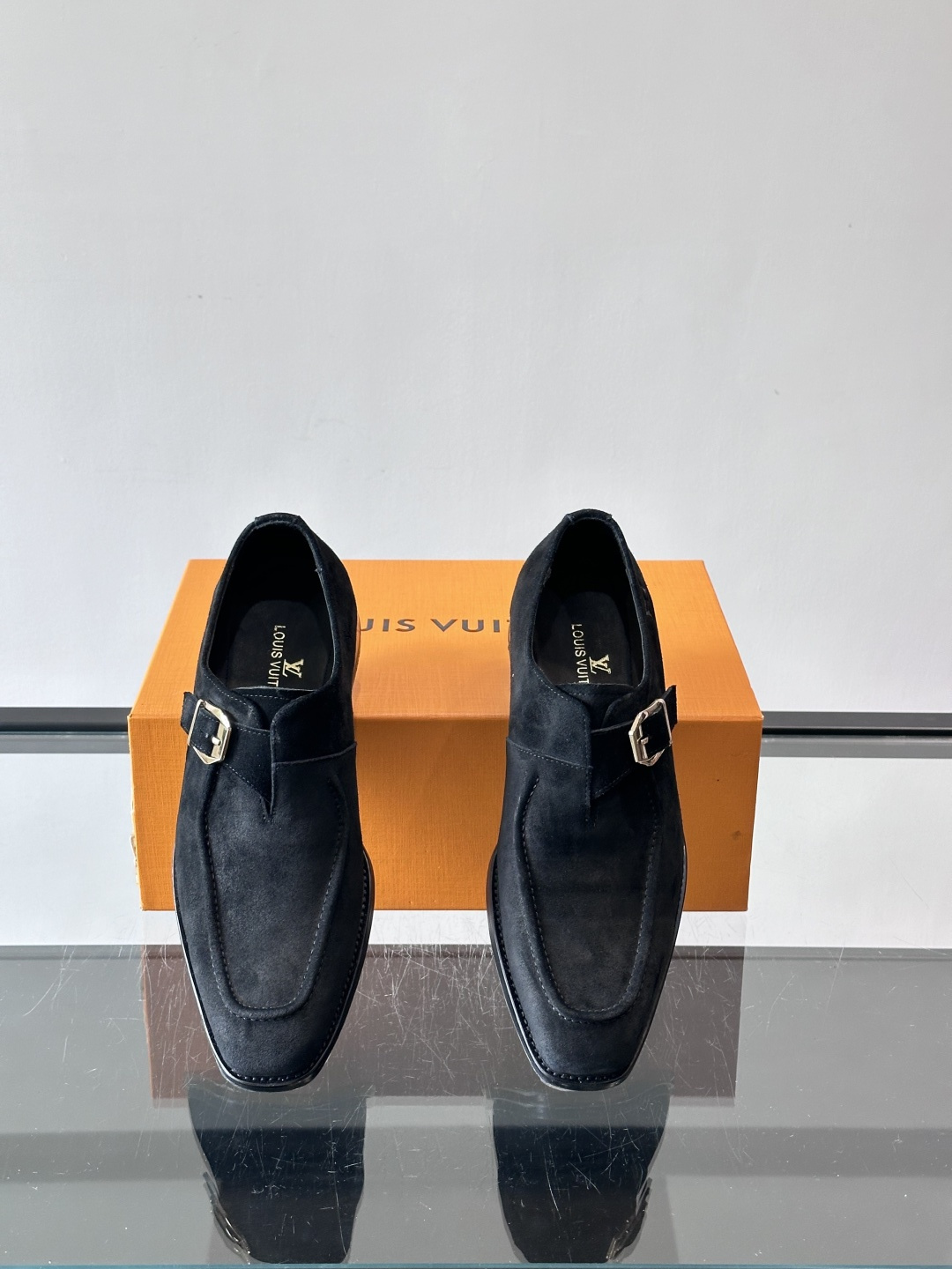 LV男士乐福皮鞋，选用优质牛皮，鞋面光滑亮泽，低调奢华 。经典一脚蹬设计，搭配LV压花标志，品牌辨识度满