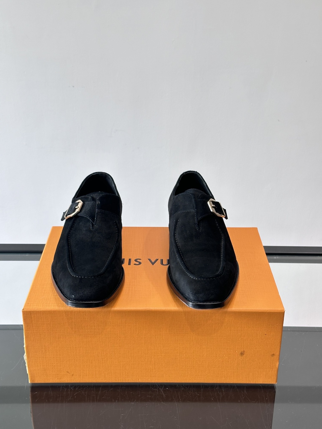 LV男士乐福皮鞋，选用优质牛皮，鞋面光滑亮泽，低调奢华 。经典一脚蹬设计，搭配LV压花标志，品牌辨识度满