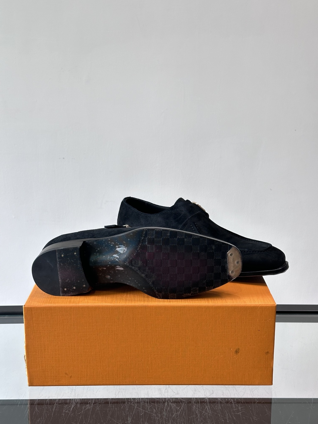 LV男士乐福皮鞋，选用优质牛皮，鞋面光滑亮泽，低调奢华 。经典一脚蹬设计，搭配LV压花标志，品牌辨识度满