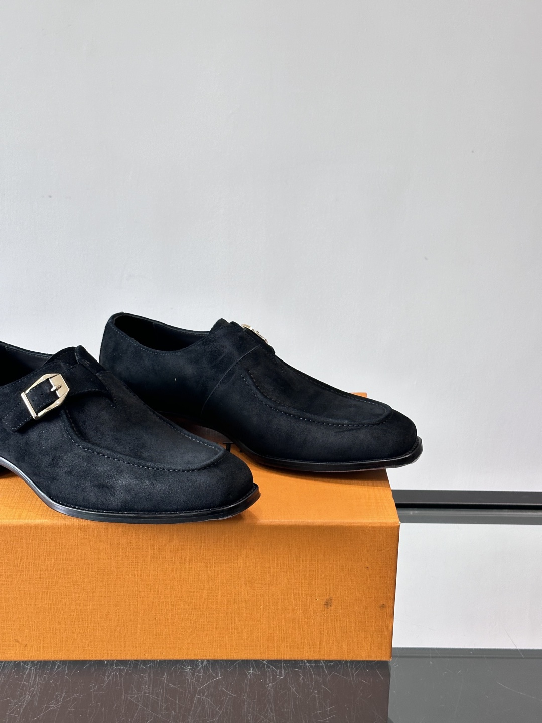 LV男士乐福皮鞋，选用优质牛皮，鞋面光滑亮泽，低调奢华 。经典一脚蹬设计，搭配LV压花标志，品牌辨识度满