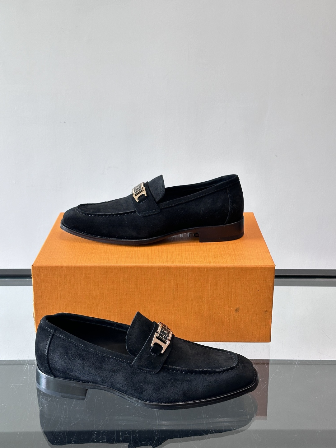 LV男士乐福皮鞋，选用优质牛皮，鞋面光滑亮泽，低调奢华 。经典一脚蹬设计，搭配LV压花标志，品牌辨识度满