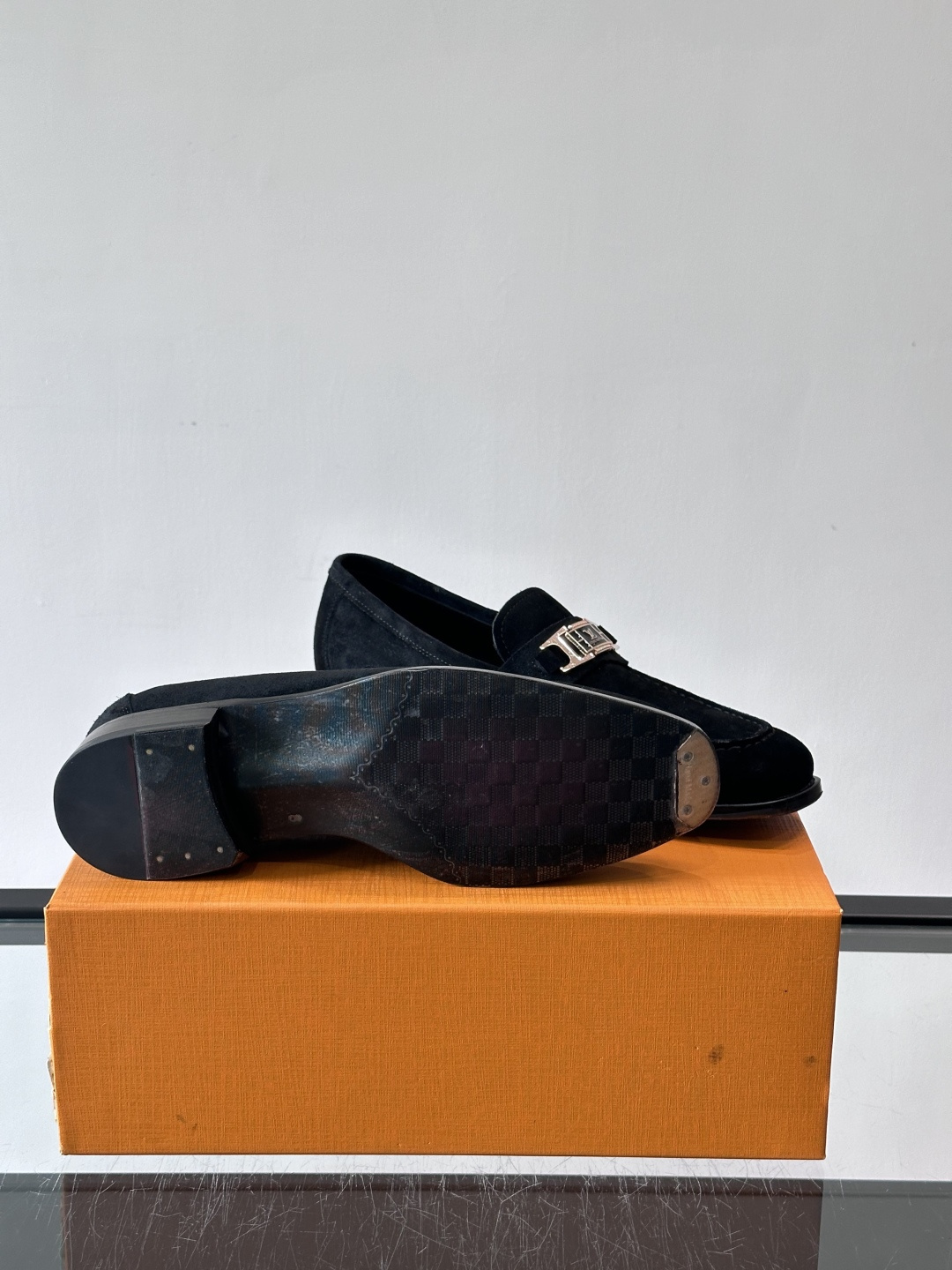 LV男士乐福皮鞋，选用优质牛皮，鞋面光滑亮泽，低调奢华 。经典一脚蹬设计，搭配LV压花标志，品牌辨识度满