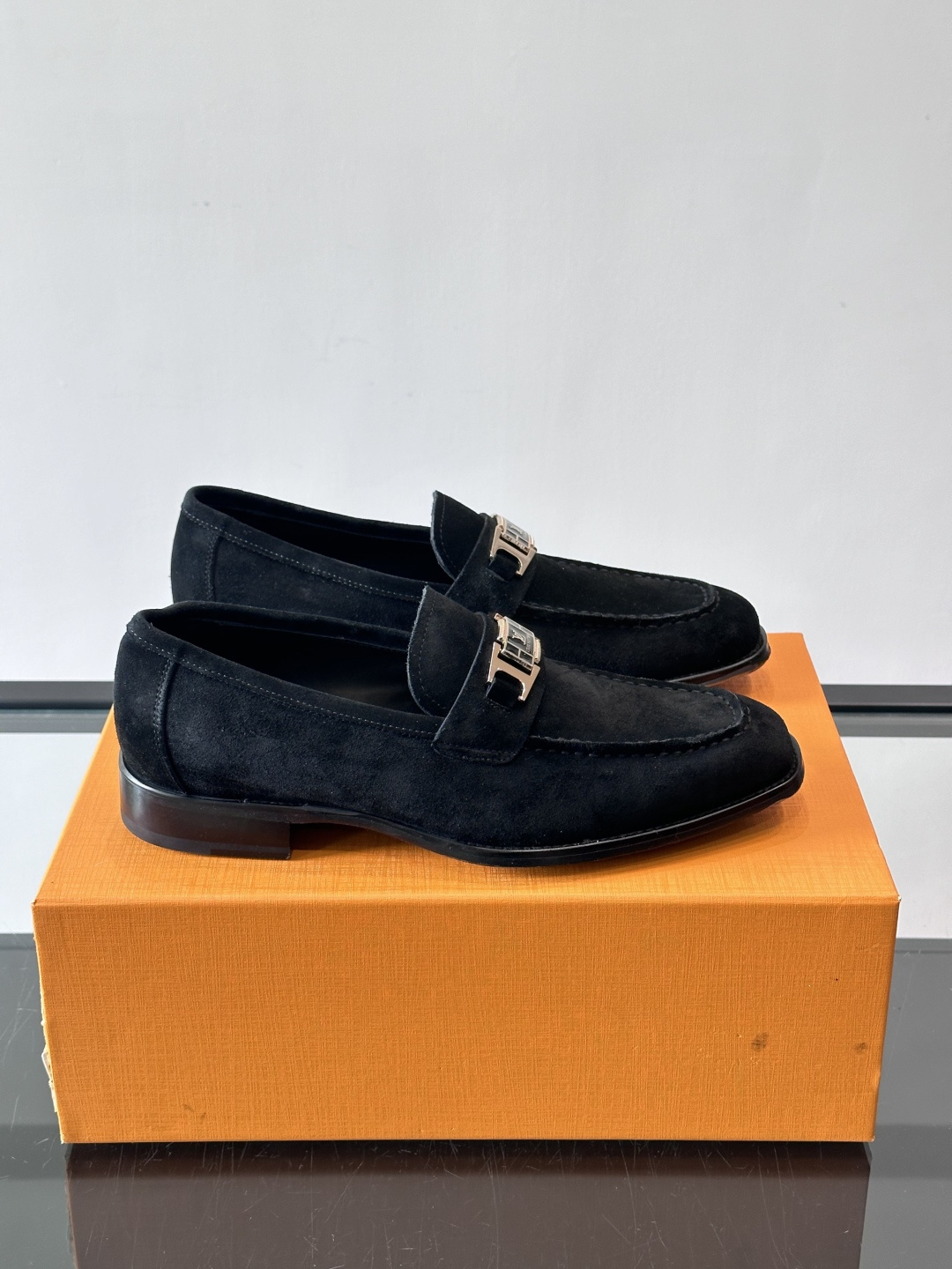 LV男士乐福皮鞋，选用优质牛皮，鞋面光滑亮泽，低调奢华 。经典一脚蹬设计，搭配LV压花标志，品牌辨识度满