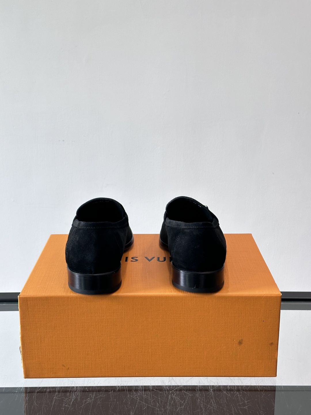 LV男士乐福皮鞋，选用优质牛皮，鞋面光滑亮泽，低调奢华 。经典一脚蹬设计，搭配LV压花标志，品牌辨识度满