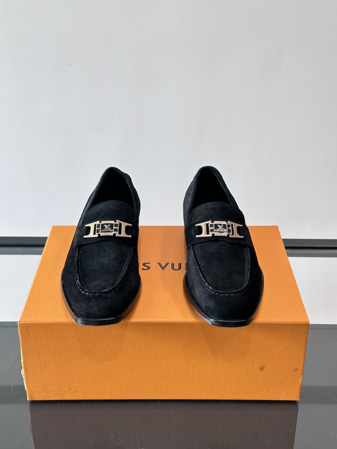 LV男士乐福皮鞋，选用优质牛皮，鞋面光滑亮泽，低调奢华 。经典一脚蹬设计，搭配LV压花标志，品牌辨识度满