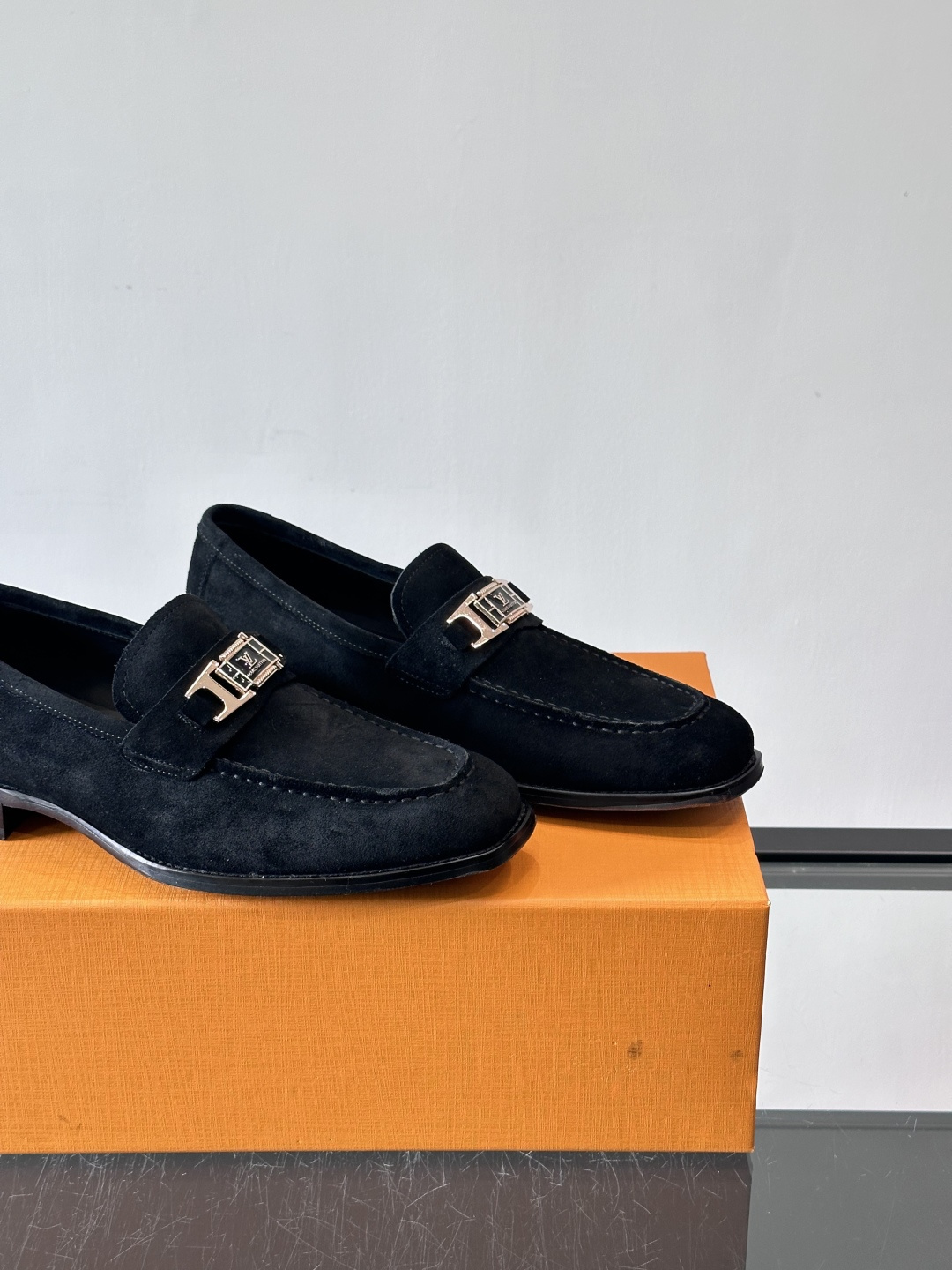 LV男士乐福皮鞋，选用优质牛皮，鞋面光滑亮泽，低调奢华 。经典一脚蹬设计，搭配LV压花标志，品牌辨识度满