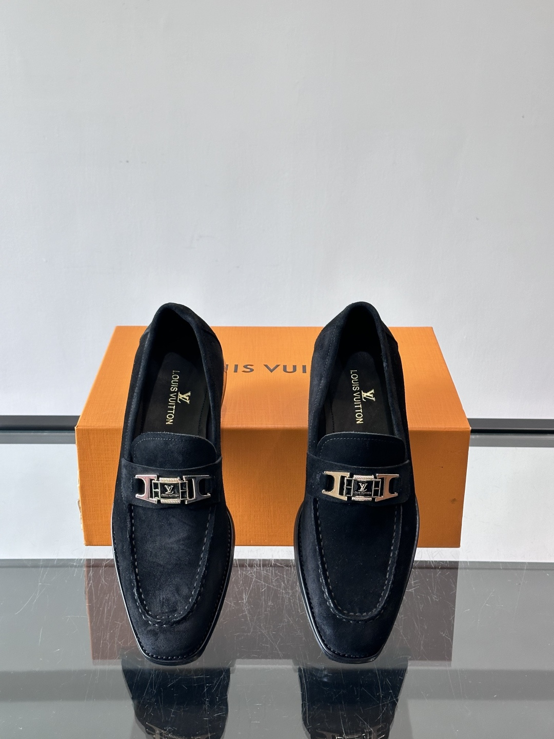 LV男士乐福皮鞋，选用优质牛皮，鞋面光滑亮泽，低调奢华 。经典一脚蹬设计，搭配LV压花标志，品牌辨识度满
