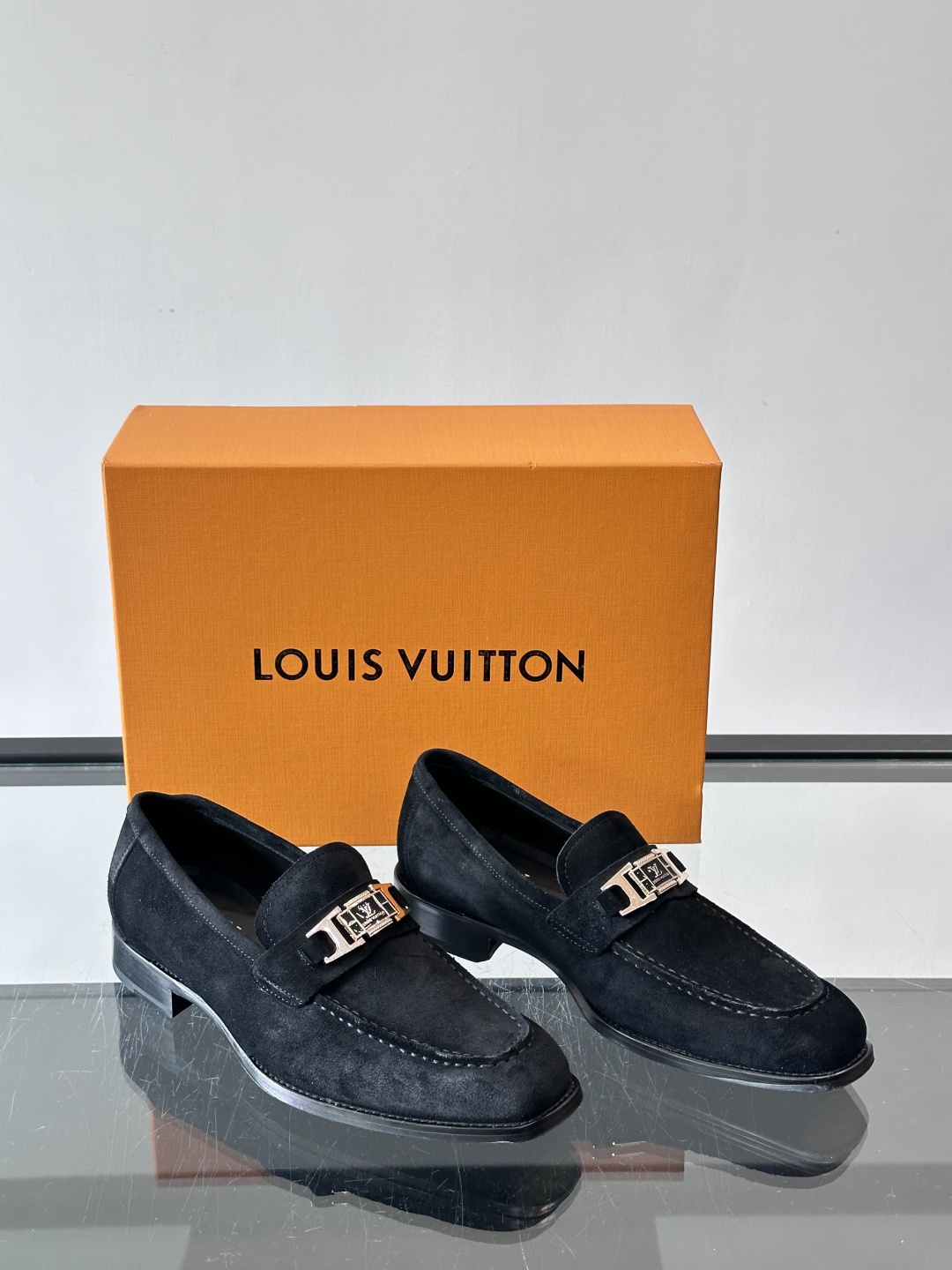 LV男士乐福皮鞋，选用优质牛皮，鞋面光滑亮泽，低调奢华 。经典一脚蹬设计，搭配LV压花标志，品牌辨识度满
