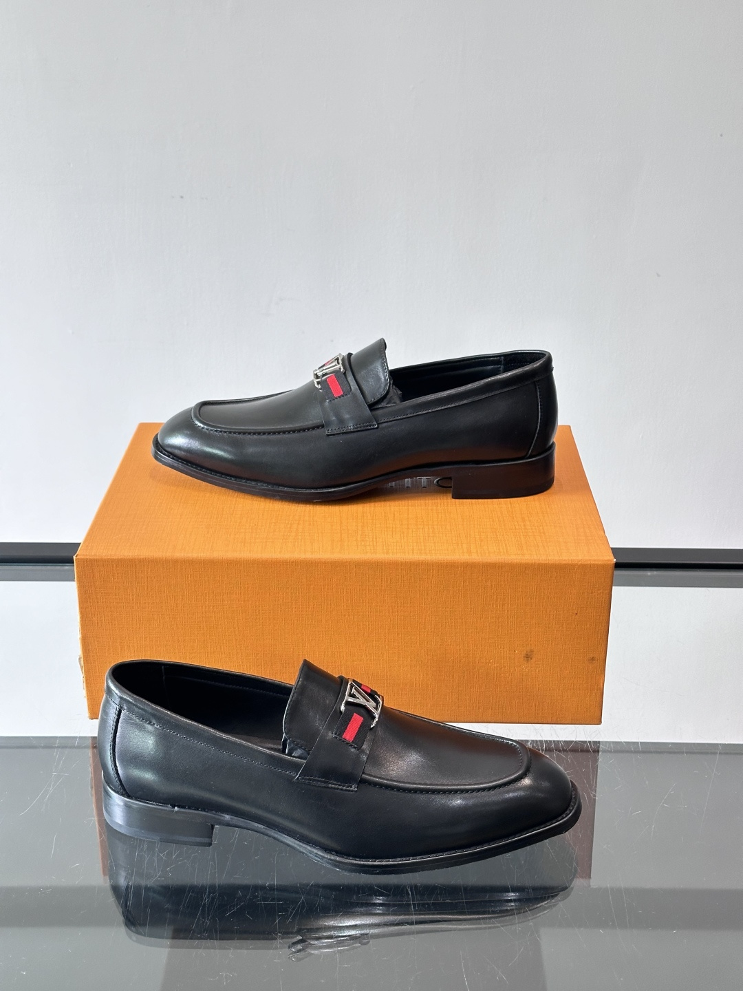 LV男士乐福皮鞋，选用优质牛皮，鞋面光滑亮泽，低调奢华 。经典一脚蹬设计，搭配LV压花标志，品牌辨识度满