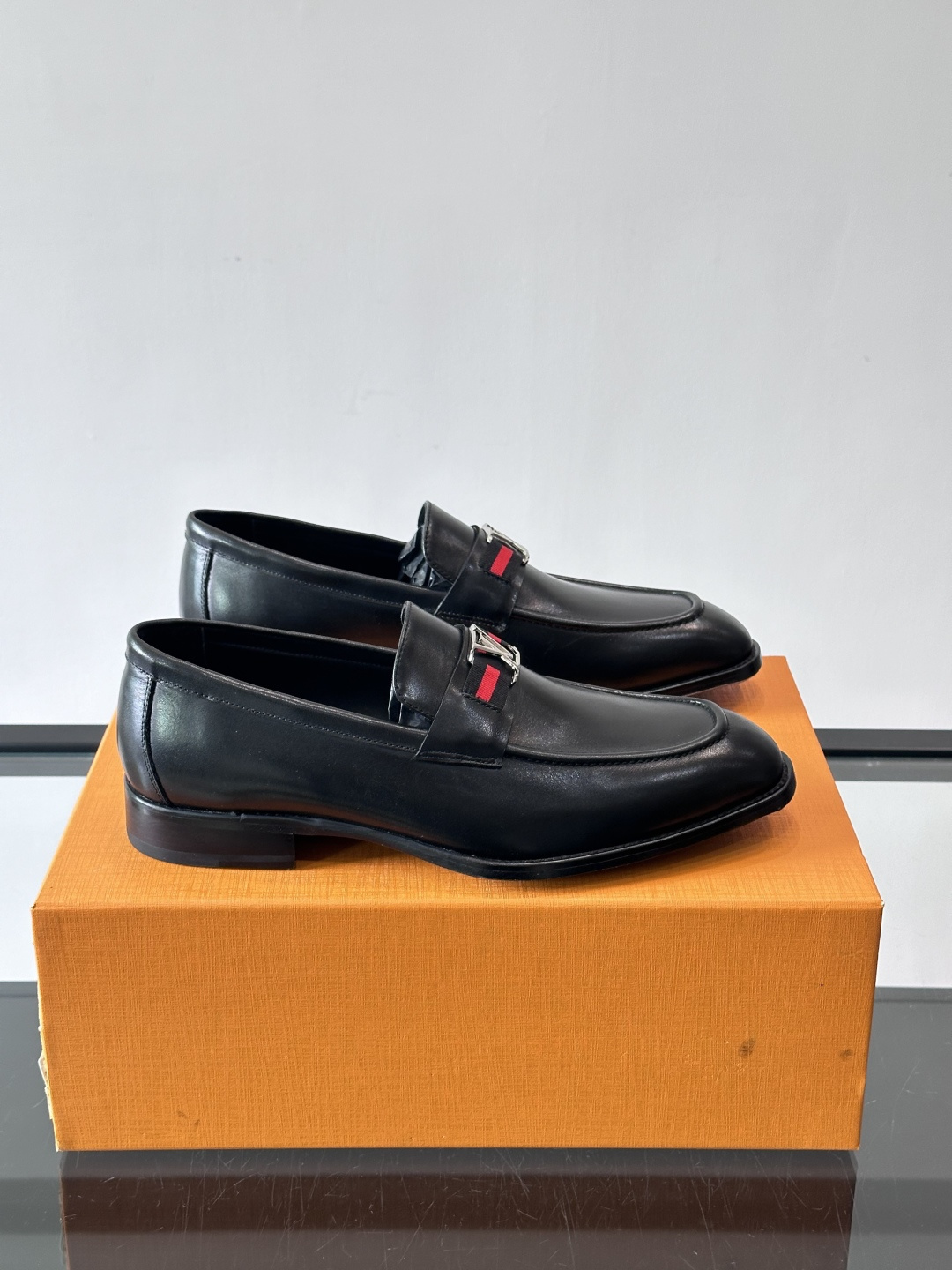 LV男士乐福皮鞋，选用优质牛皮，鞋面光滑亮泽，低调奢华 。经典一脚蹬设计，搭配LV压花标志，品牌辨识度满