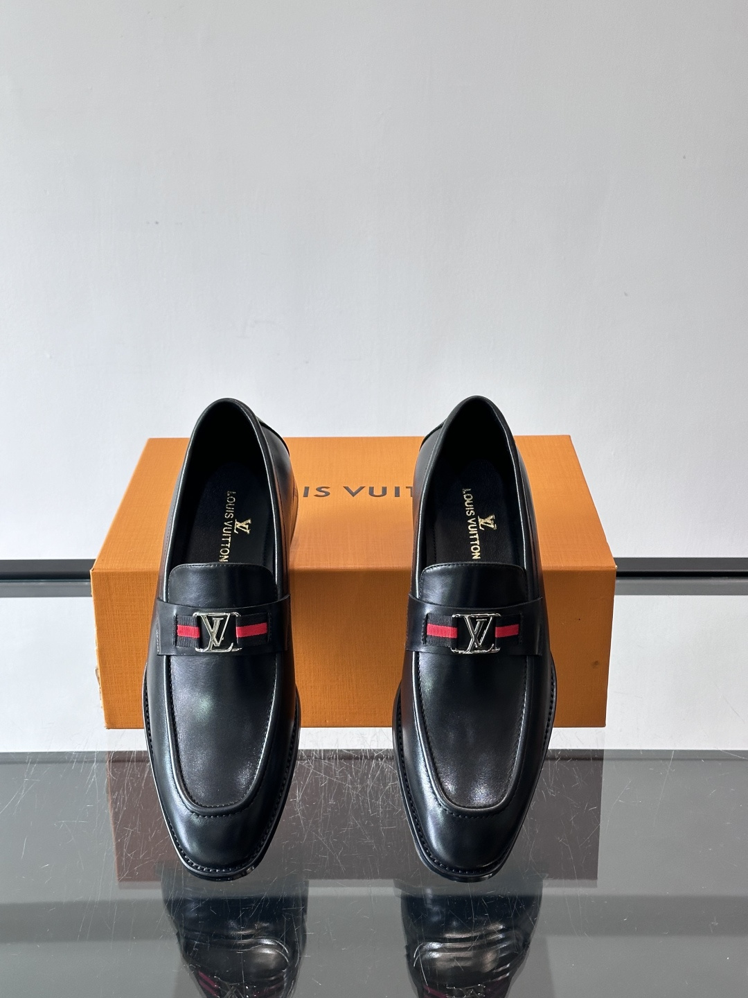 LV男士乐福皮鞋，选用优质牛皮，鞋面光滑亮泽，低调奢华 。经典一脚蹬设计，搭配LV压花标志，品牌辨识度满