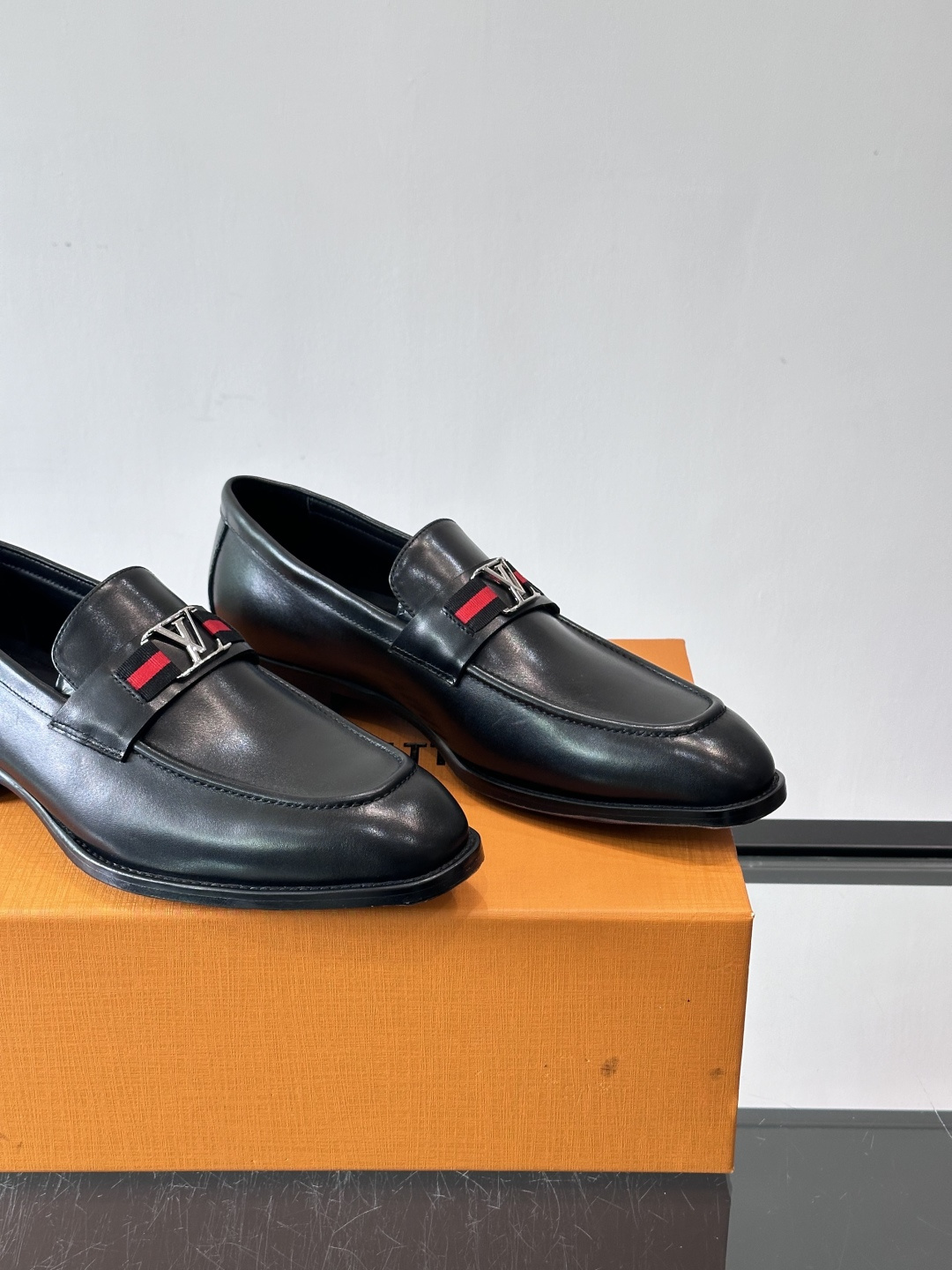 LV男士乐福皮鞋，选用优质牛皮，鞋面光滑亮泽，低调奢华 。经典一脚蹬设计，搭配LV压花标志，品牌辨识度满