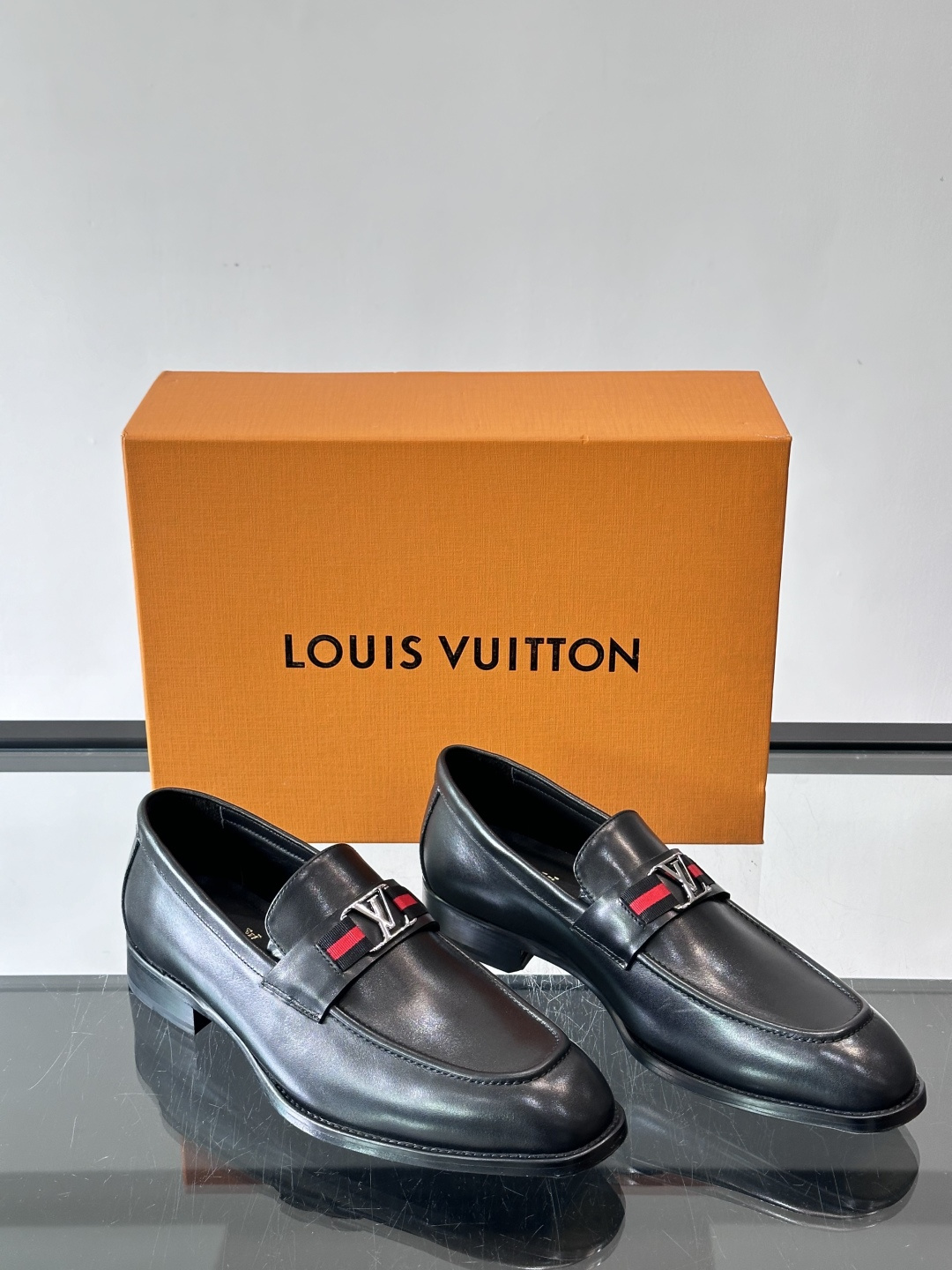 LV男士乐福皮鞋，选用优质牛皮，鞋面光滑亮泽，低调奢华 。经典一脚蹬设计，搭配LV压花标志，品牌辨识度满