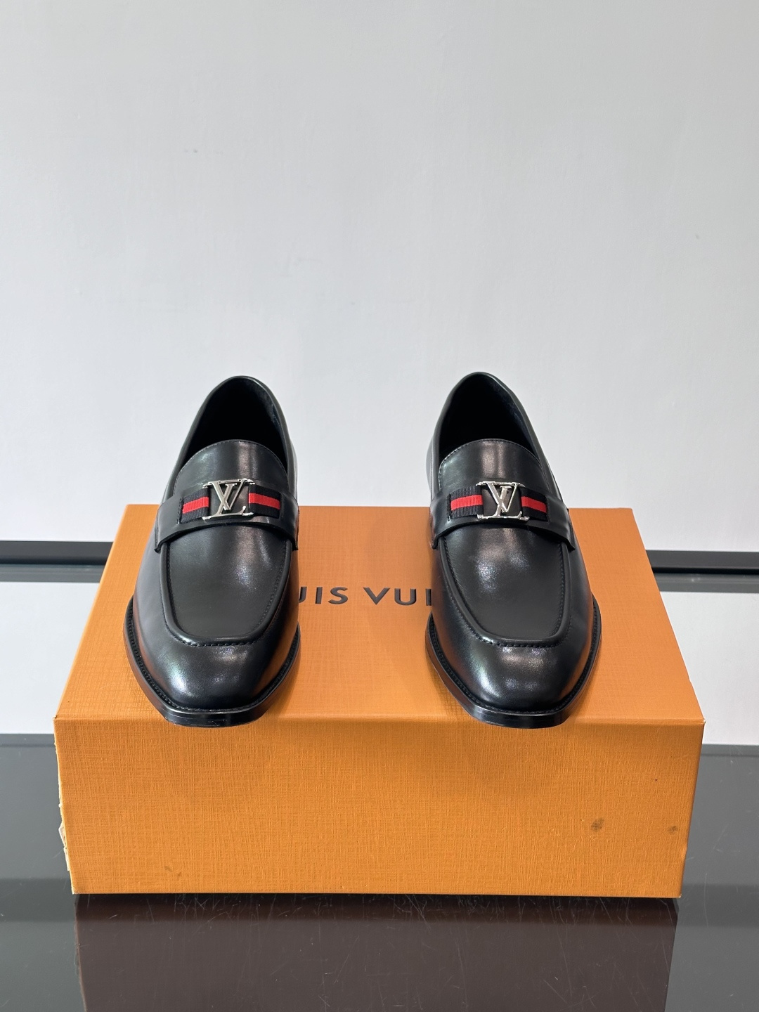 LV男士乐福皮鞋，选用优质牛皮，鞋面光滑亮泽，低调奢华 。经典一脚蹬设计，搭配LV压花标志，品牌辨识度满