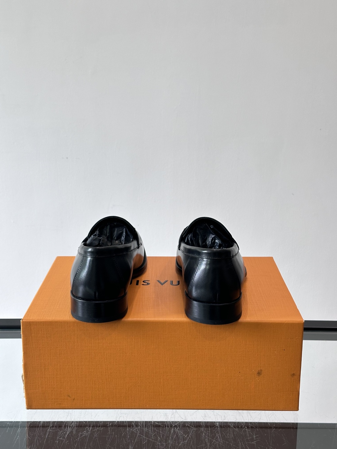 LV男士乐福皮鞋，选用优质牛皮，鞋面光滑亮泽，低调奢华 。经典一脚蹬设计，搭配LV压花标志，品牌辨识度满