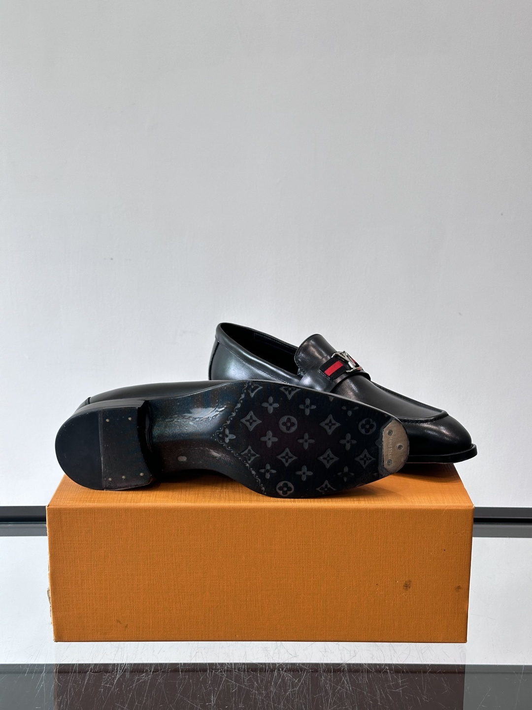 LV男士乐福皮鞋，选用优质牛皮，鞋面光滑亮泽，低调奢华 。经典一脚蹬设计，搭配LV压花标志，品牌辨识度满