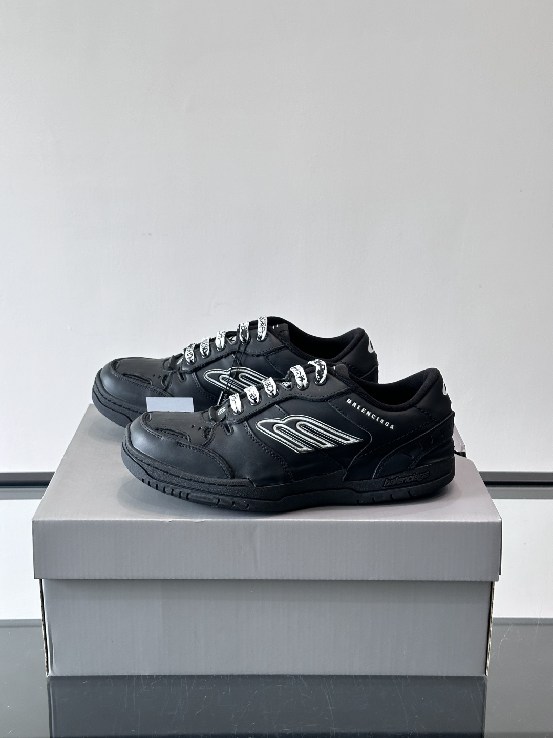 巴黎世家HamPtons系列运动鞋，主打复古做旧日风，小牛皮，多色内衬超吸睛！鞋舌“B”Logo+侧面“