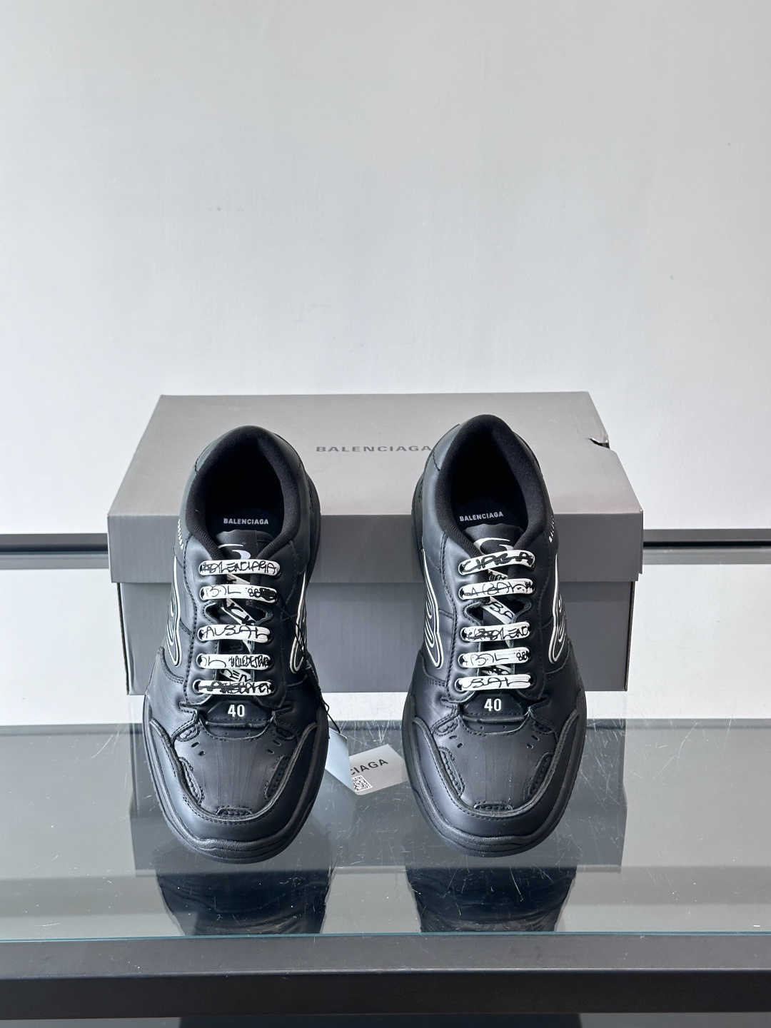 巴黎世家HamPtons系列运动鞋，主打复古做旧日风，小牛皮，多色内衬超吸睛！鞋舌“B”Logo+侧面“