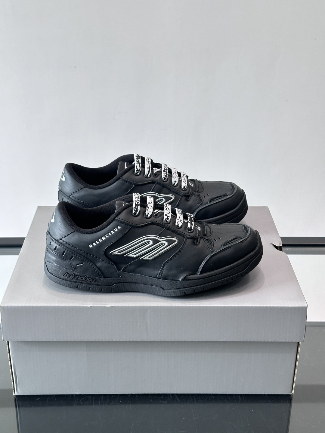 巴黎世家HamPtons系列运动鞋，主打复古做旧日风，小牛皮，多色内衬超吸睛！鞋舌“B”Logo+侧面“