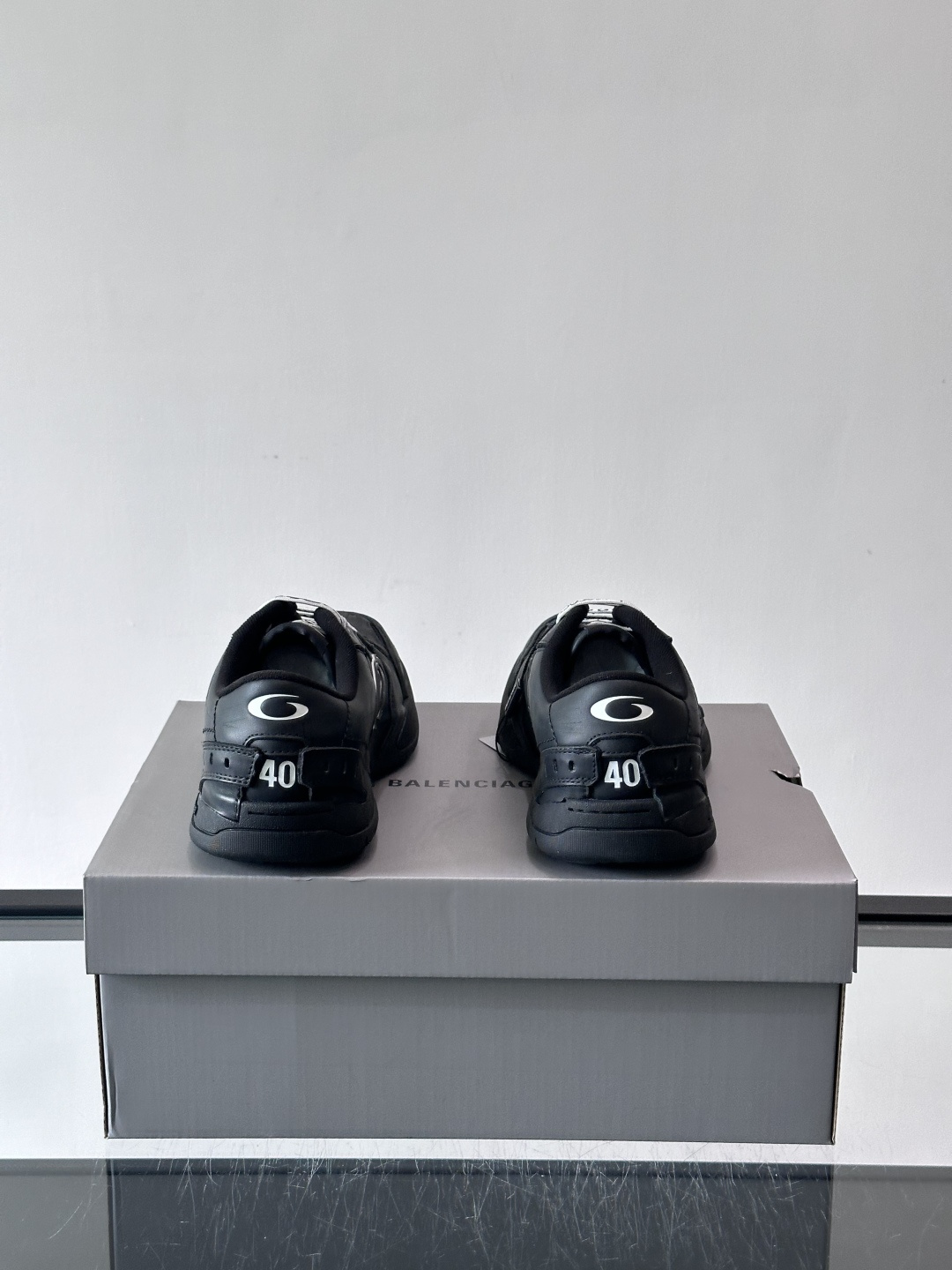 巴黎世家HamPtons系列运动鞋，主打复古做旧日风，小牛皮，多色内衬超吸睛！鞋舌“B”Logo+侧面“