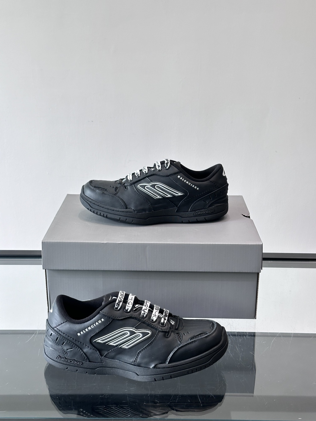 巴黎世家HamPtons系列运动鞋，主打复古做旧日风，小牛皮，多色内衬超吸睛！鞋舌“B”Logo+侧面“