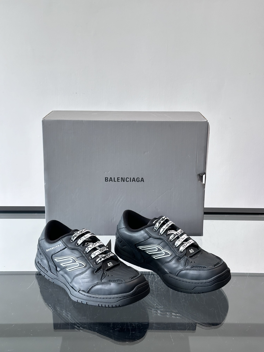 巴黎世家HamPtons系列运动鞋，主打复古做旧日风，小牛皮，多色内衬超吸睛！鞋舌“B”Logo+侧面“