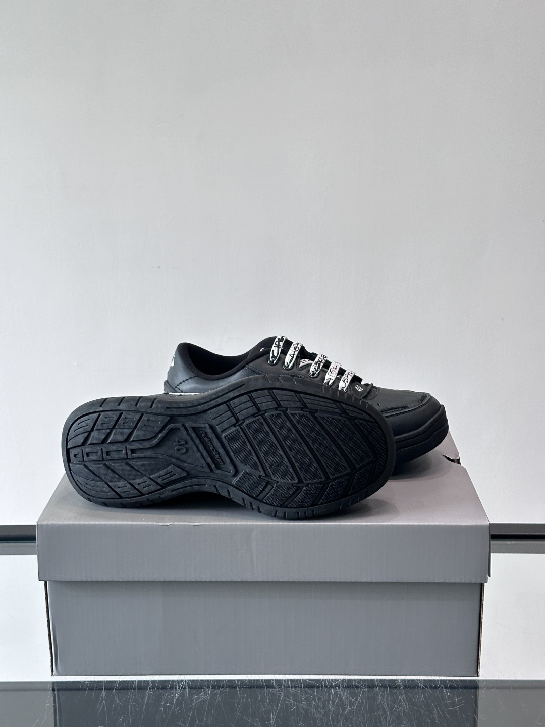 巴黎世家HamPtons系列运动鞋，主打复古做旧日风，小牛皮，多色内衬超吸睛！鞋舌“B”Logo+侧面“