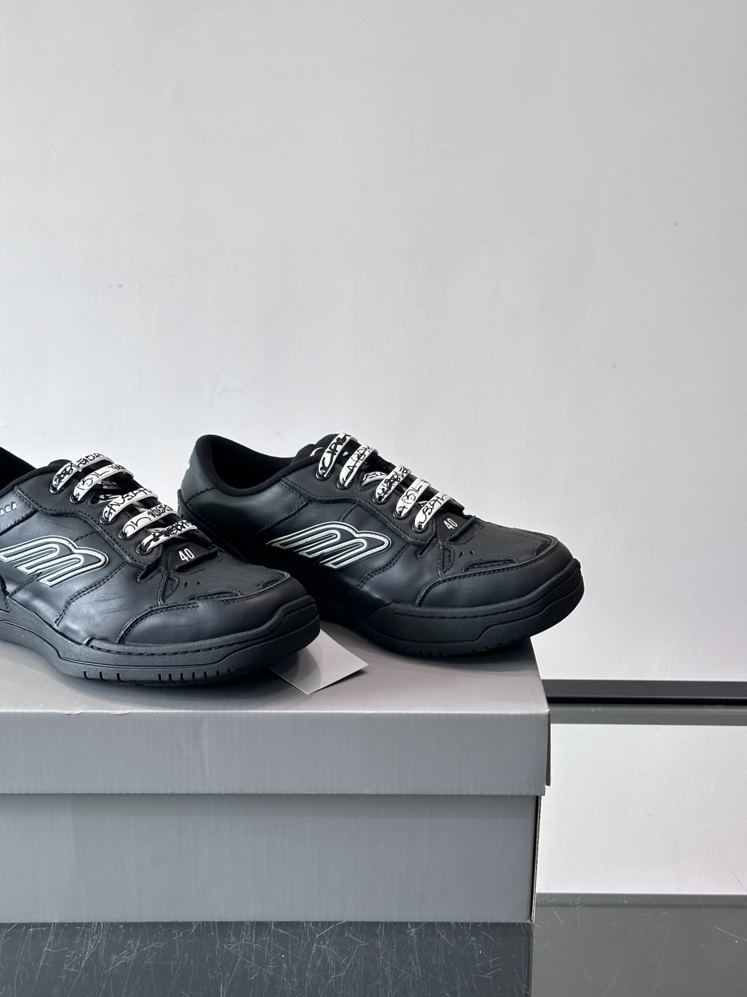 巴黎世家HamPtons系列运动鞋，主打复古做旧日风，小牛皮，多色内衬超吸睛！鞋舌“B”Logo+侧面“