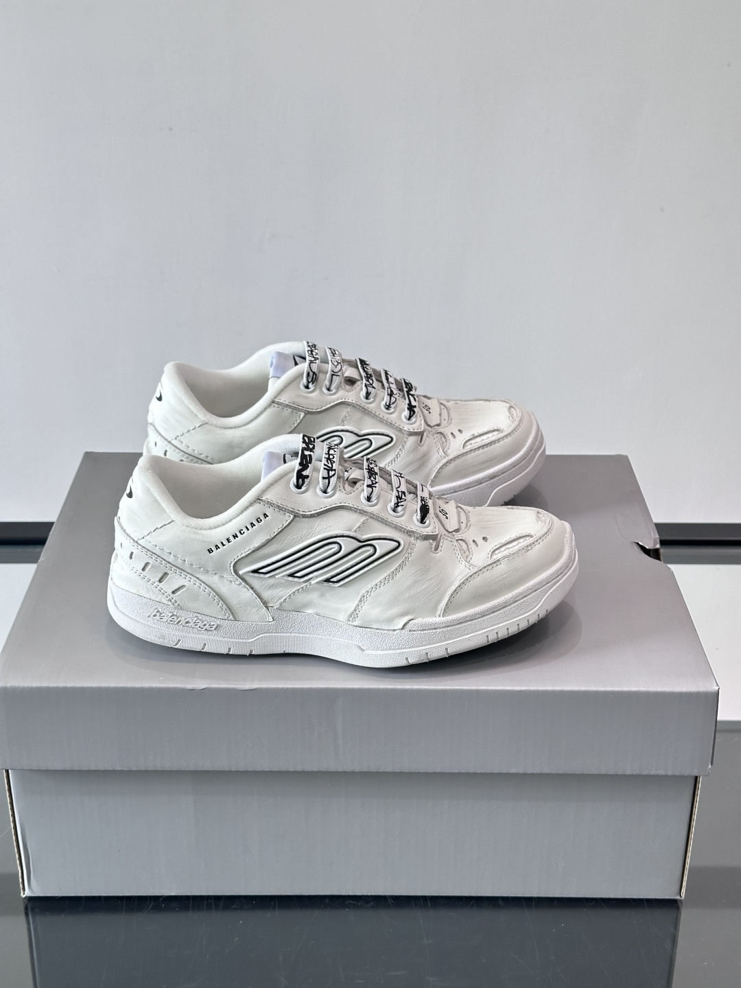 巴黎世家HamPtons系列运动鞋，主打复古做旧日风，小牛皮，多色内衬超吸睛！鞋舌“B”Logo+侧面“