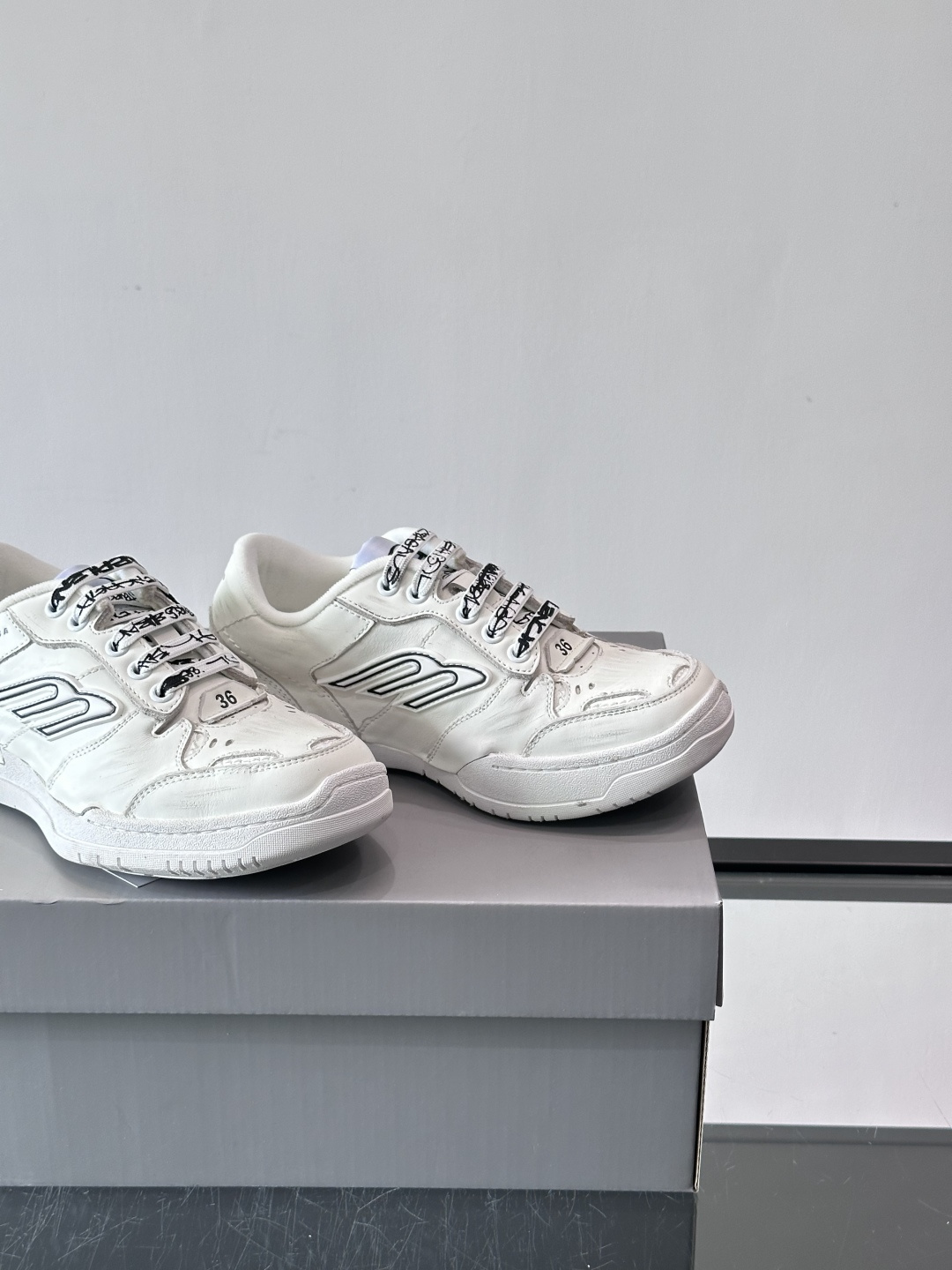 巴黎世家HamPtons系列运动鞋，主打复古做旧日风，小牛皮，多色内衬超吸睛！鞋舌“B”Logo+侧面“