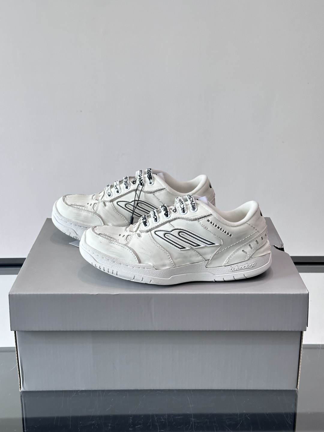 巴黎世家HamPtons系列运动鞋，主打复古做旧日风，小牛皮，多色内衬超吸睛！鞋舌“B”Logo+侧面“