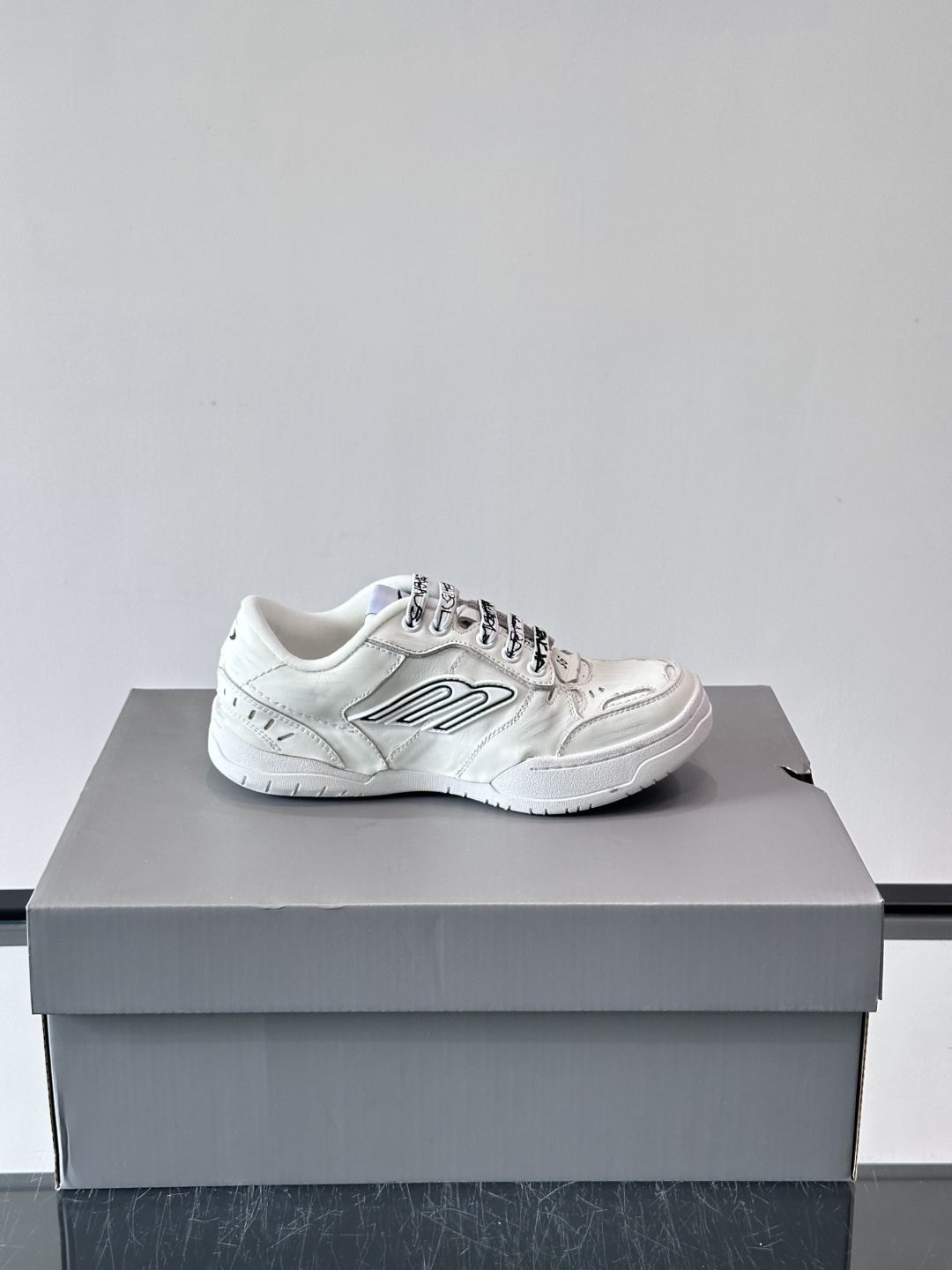 巴黎世家HamPtons系列运动鞋，主打复古做旧日风，小牛皮，多色内衬超吸睛！鞋舌“B”Logo+侧面“