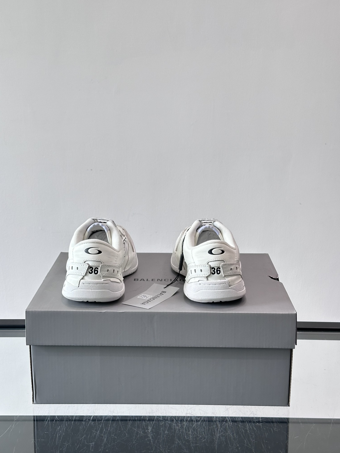 巴黎世家HamPtons系列运动鞋，主打复古做旧日风，小牛皮，多色内衬超吸睛！鞋舌“B”Logo+侧面“