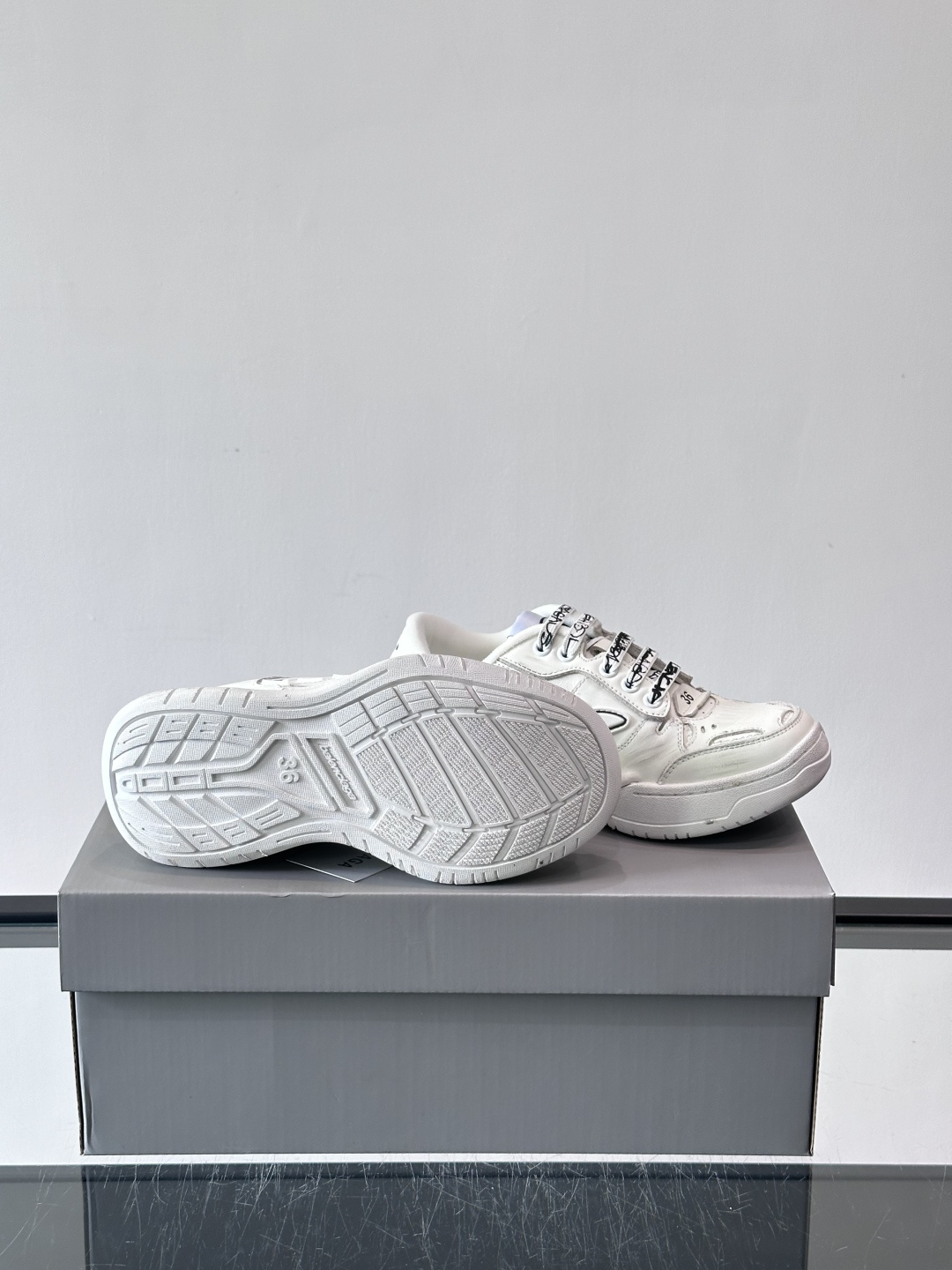 巴黎世家HamPtons系列运动鞋，主打复古做旧日风，小牛皮，多色内衬超吸睛！鞋舌“B”Logo+侧面“